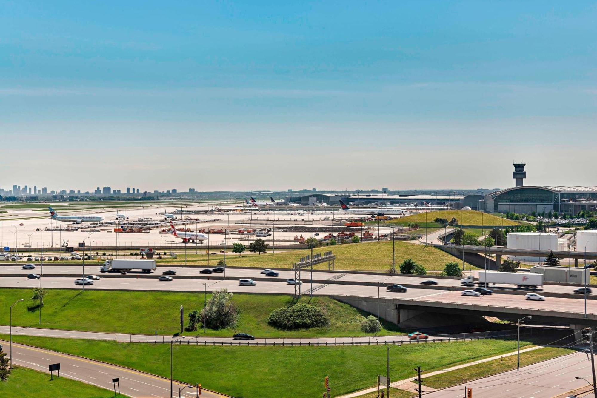 Quarto Tradicional com 1 Cama King-size e Vista do Aeroporto