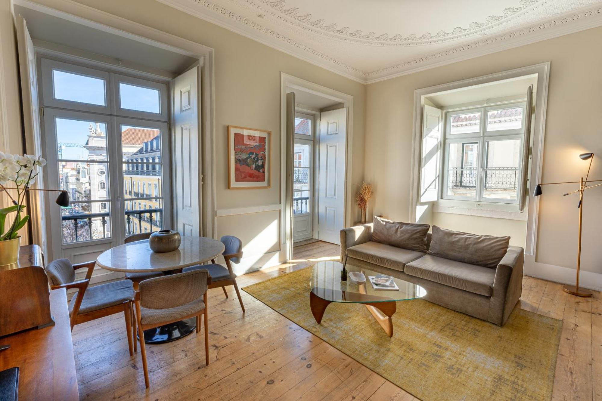 Deluxe 2-Bedroom Apartment Square View
