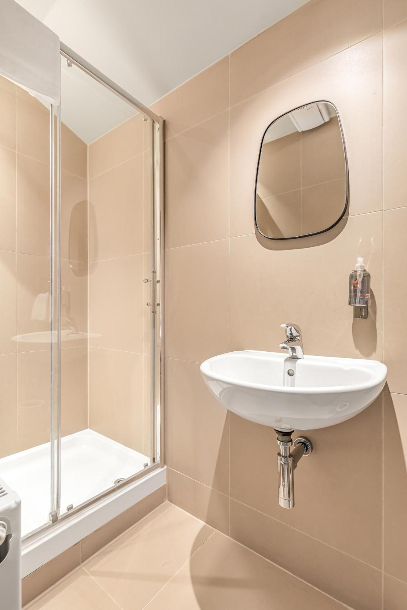 Twin Room Private External Bathroom