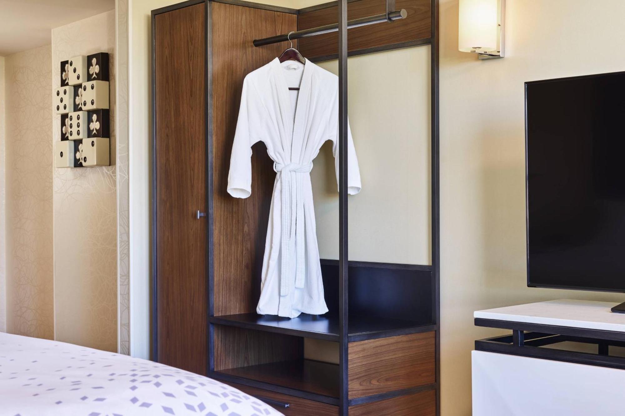 King Room Adapted Tub Mobility Accessible