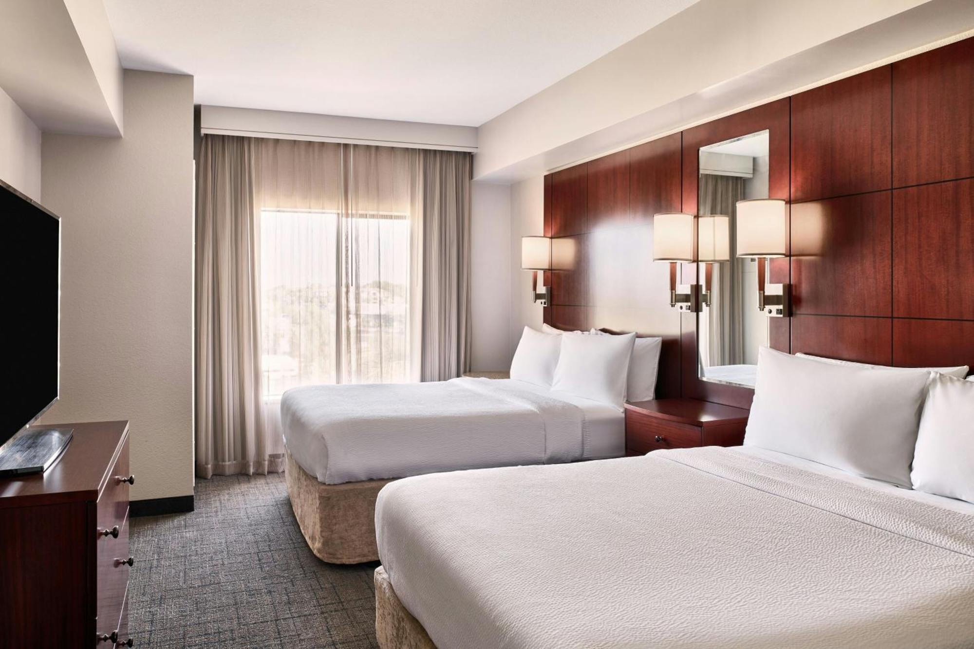 One-Bedroom Queen Suite
