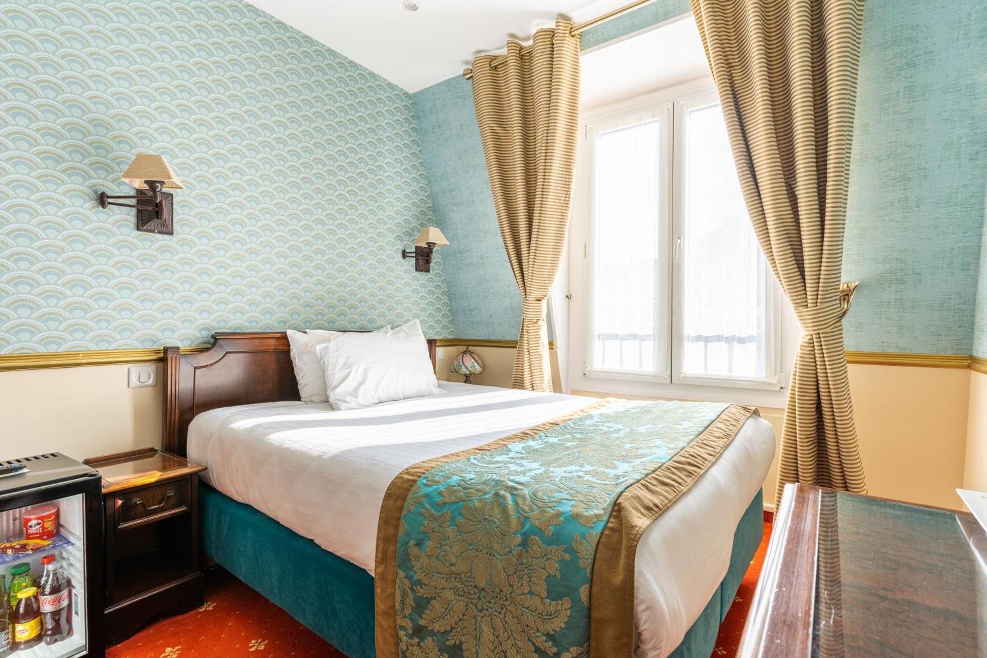 Double Room Arc de Triomphe view