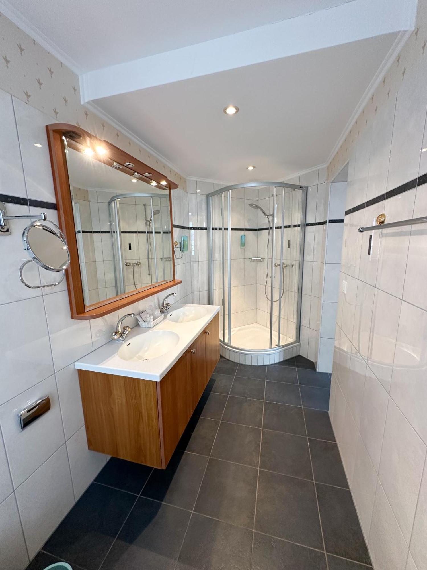 Doppelzimmer mit Whirlpool-Badewanne