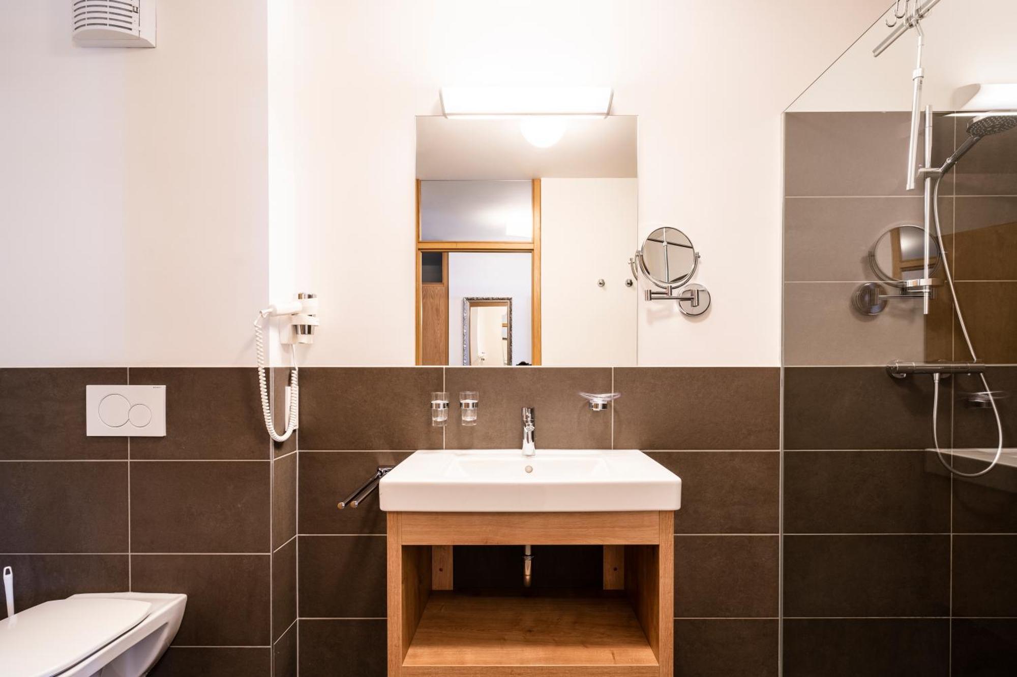 Comfort Two-bedroom Apartment Bathtub