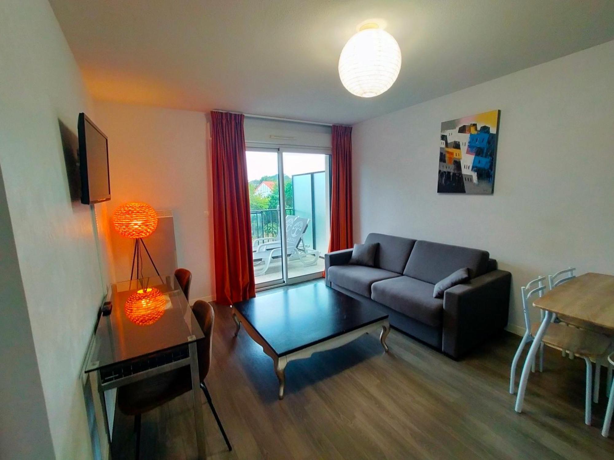 One-Bedroom Apartment with Terrace,1605389260:JPEG
