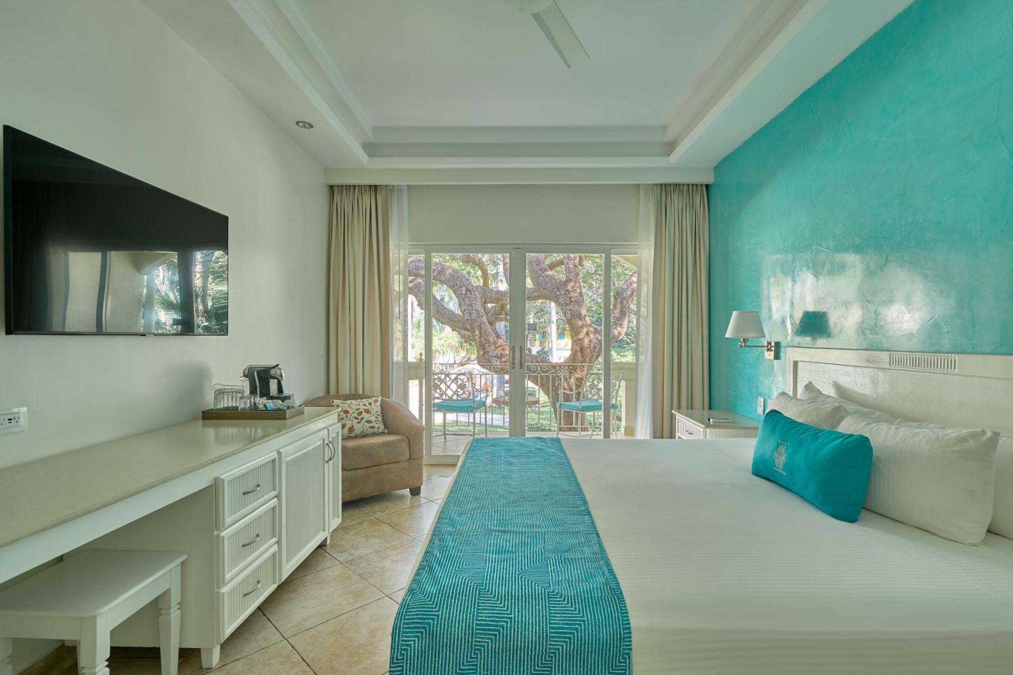 Family Pool View King Bed