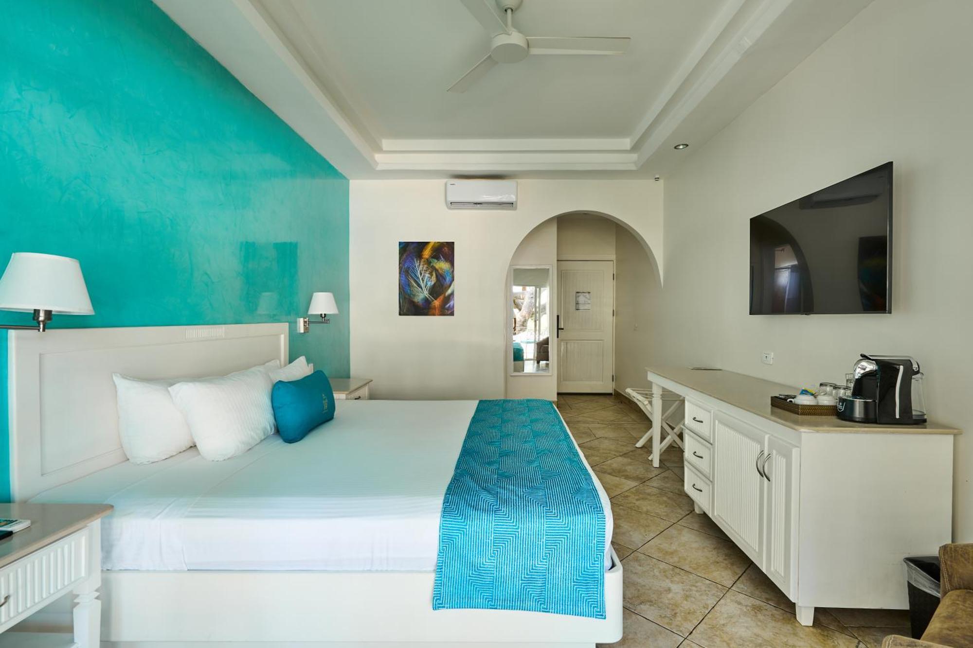 Family Pool View King Bed