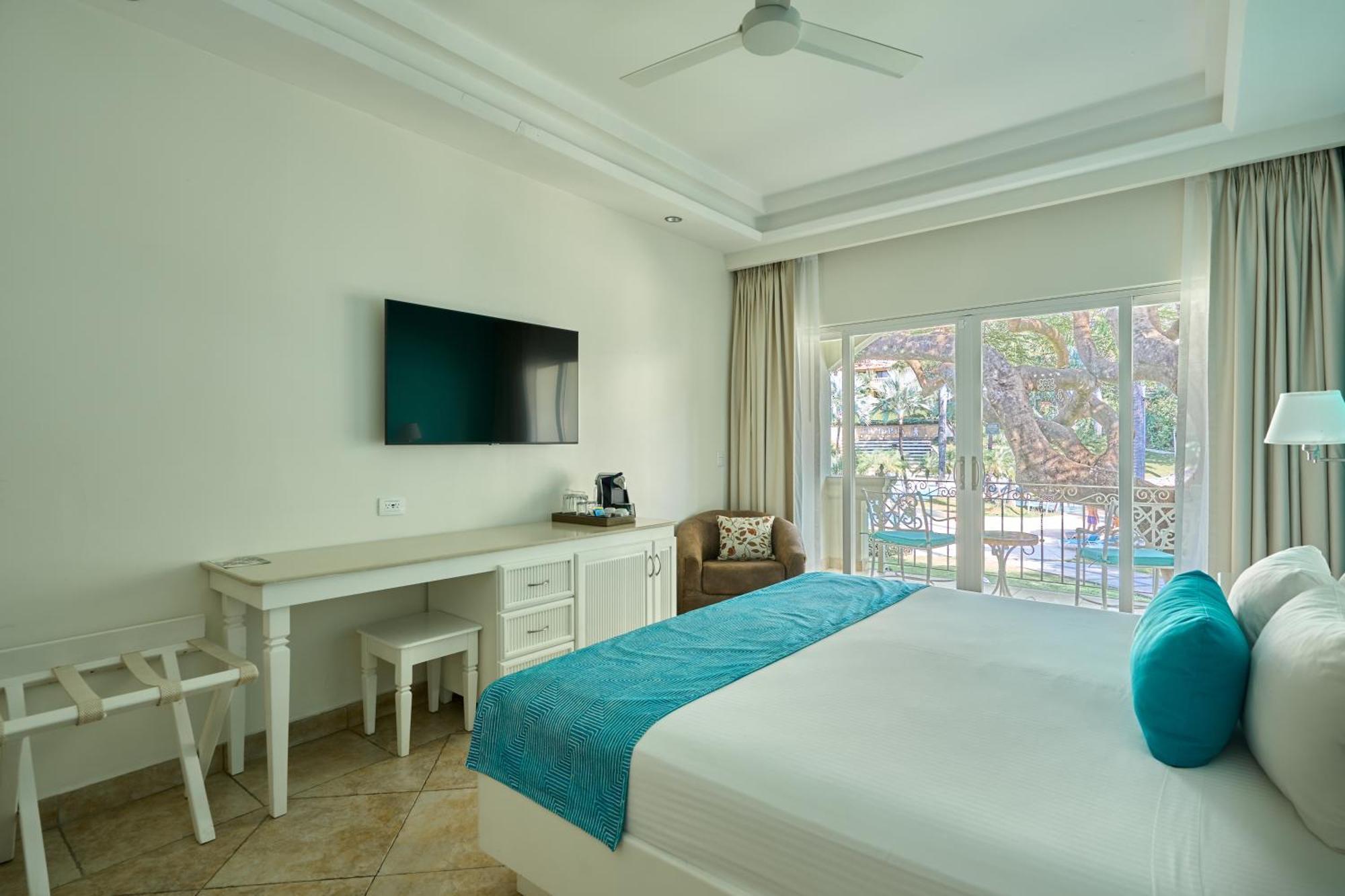 Family Pool View King Bed