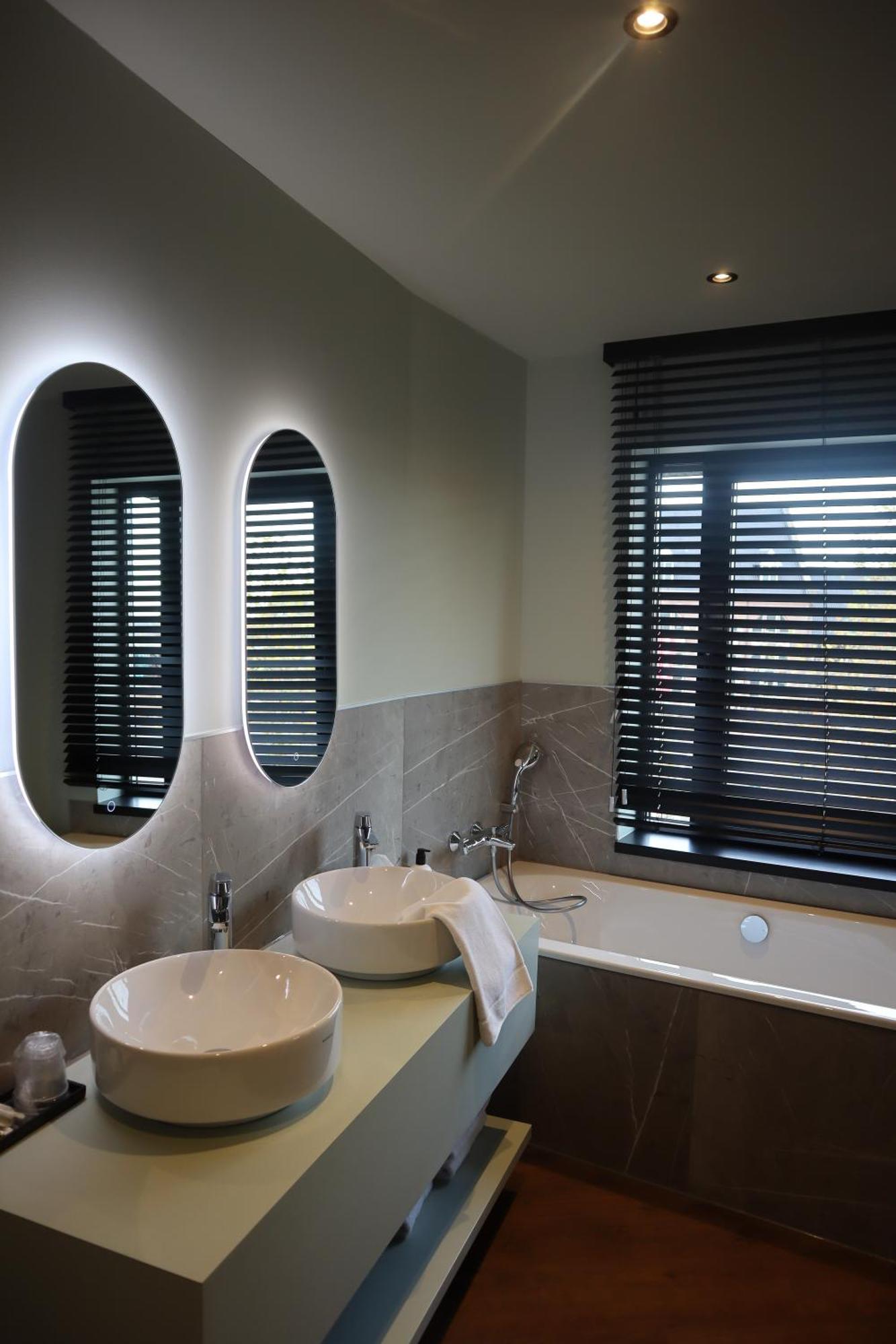 Superior King Suite