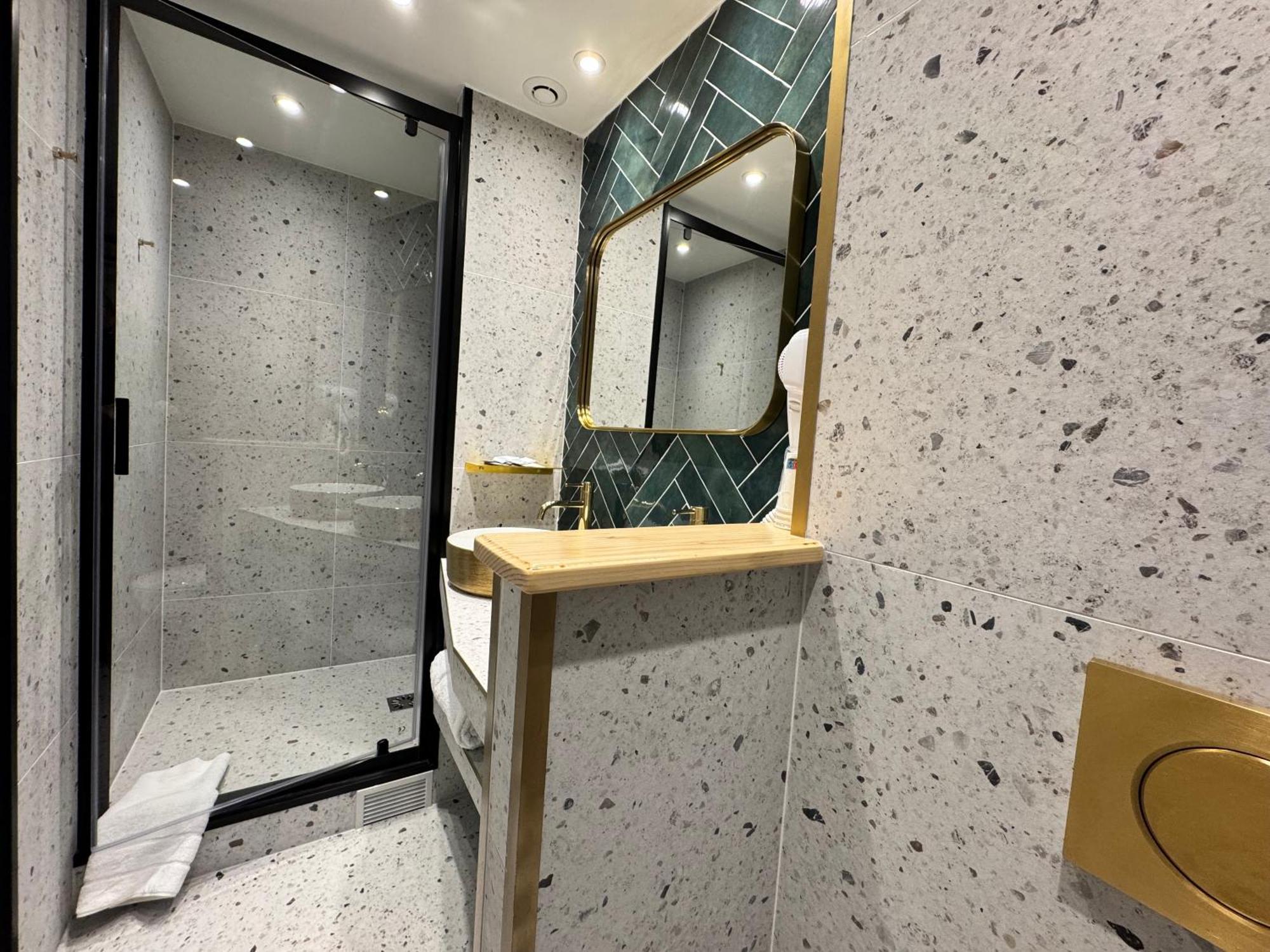 Room Gold Premium
