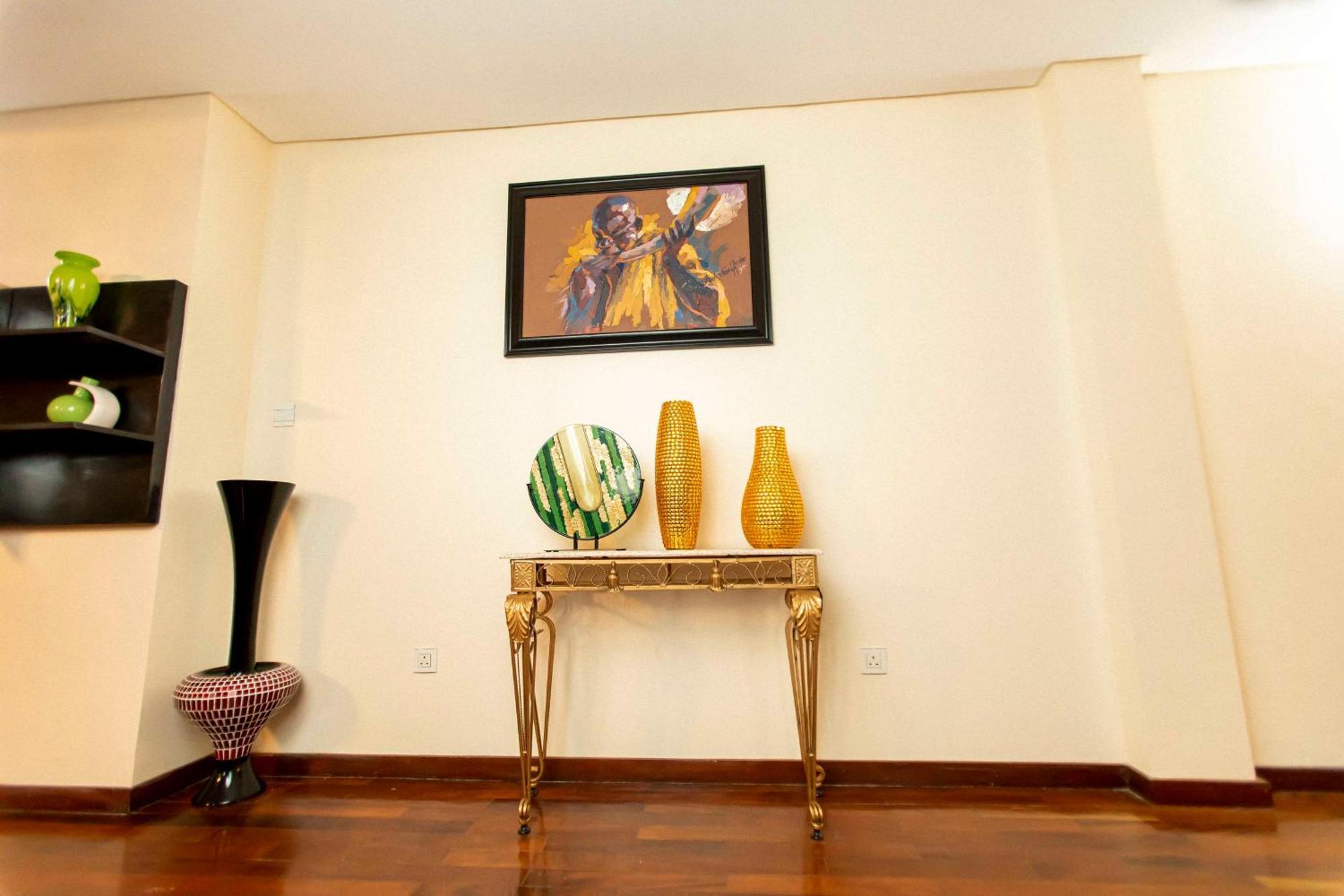 Three-Bedroom King Apartment Full Kitchen Separate Living Room Non-Smoking