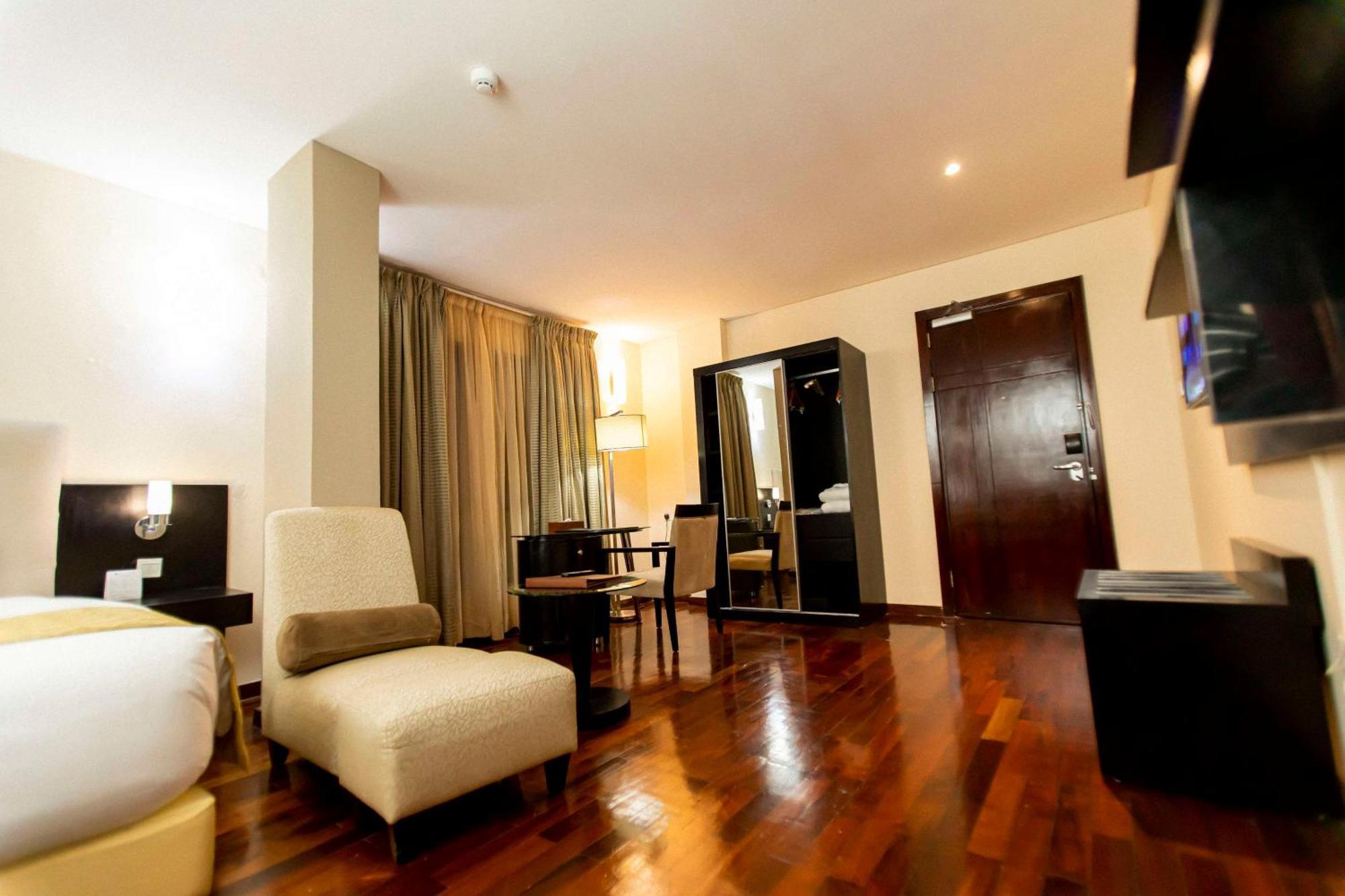 Three-Bedroom King Apartment Full Kitchen Separate Living Room Non-Smoking