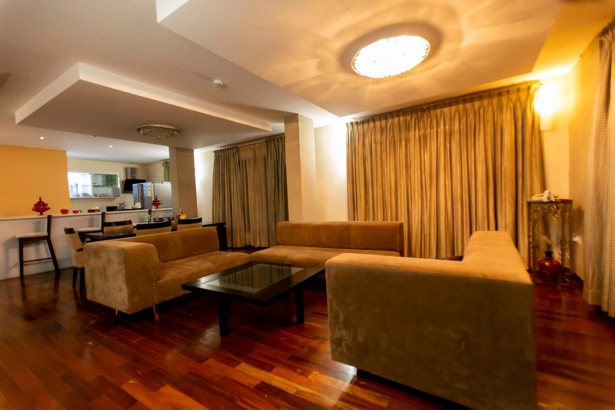 Three-Bedroom King Apartment Full Kitchen Separate Living Room Non-Smoking
