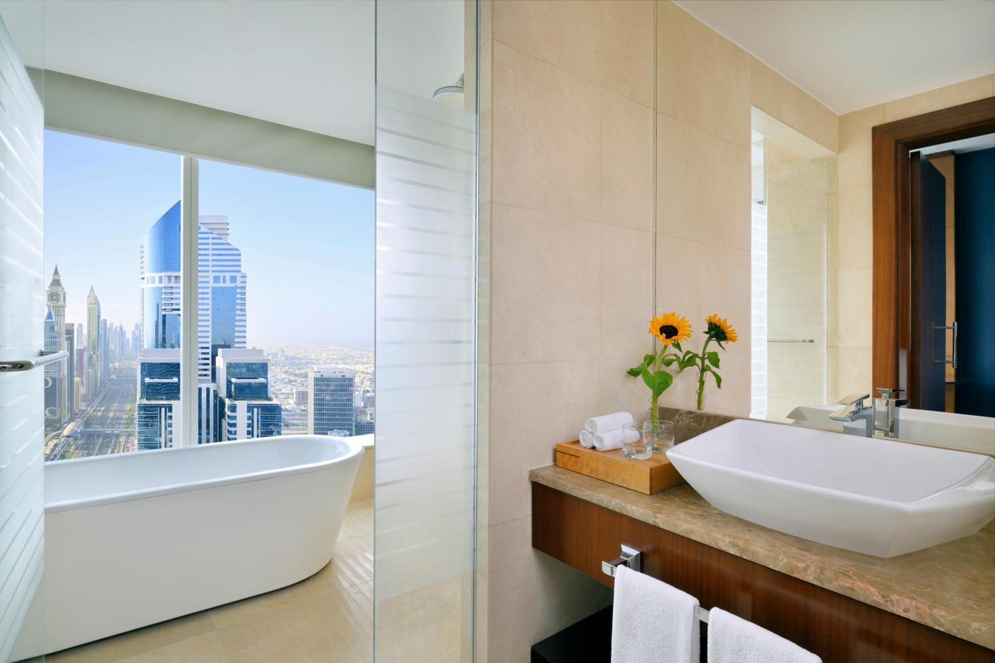 Deluxe King Room City View Club Room