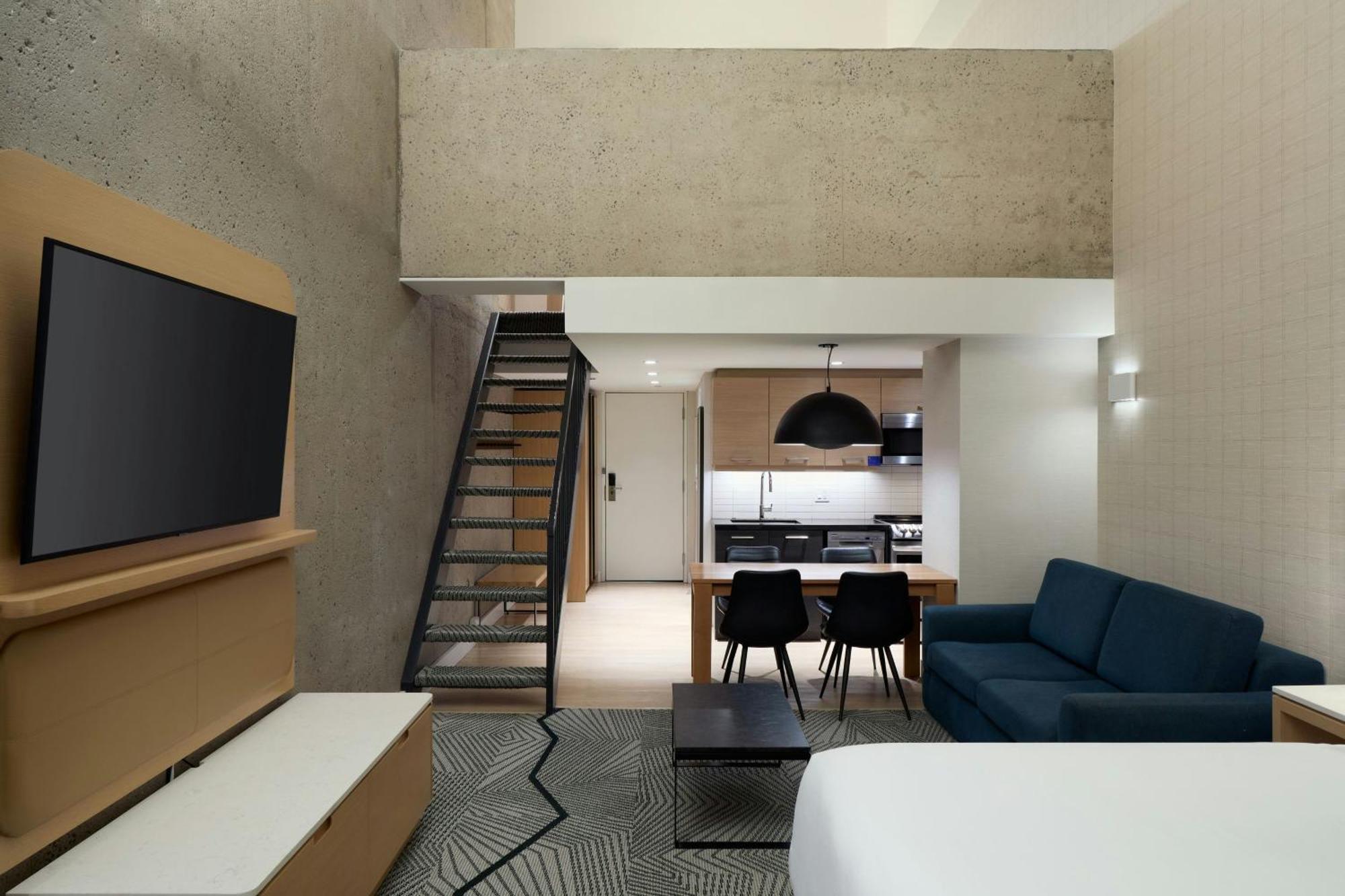 Family Penthouse One King Bed Two Double Beds Sofa Bed