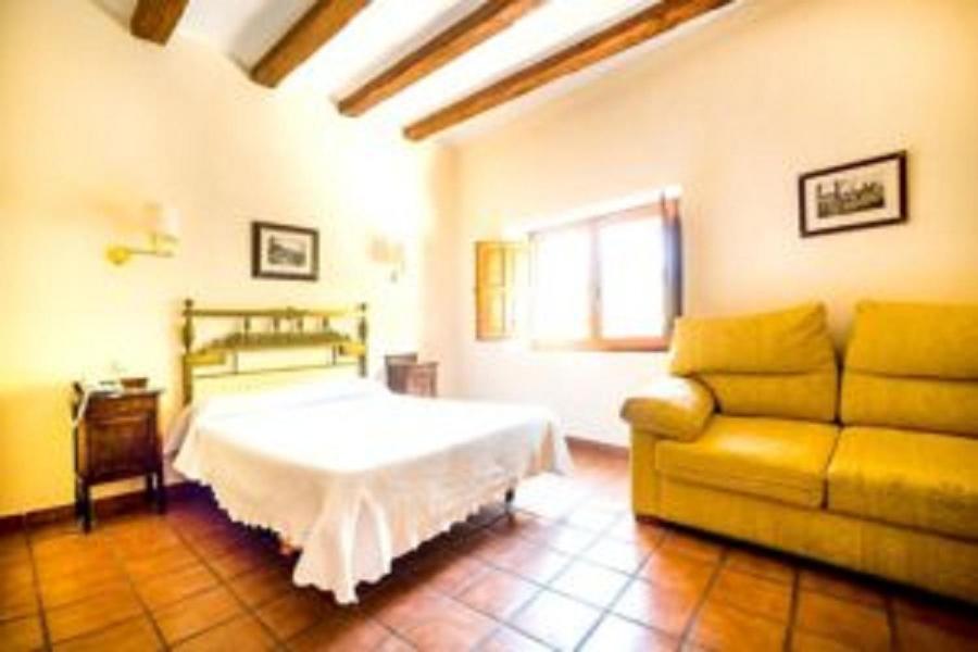 Habitación con cama grande y bañera de hidromasaje