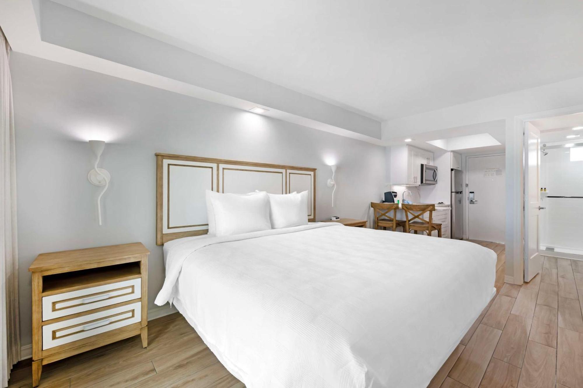 King Room Balcony Gulf View Kitchen Top Floor or Non-Smoking