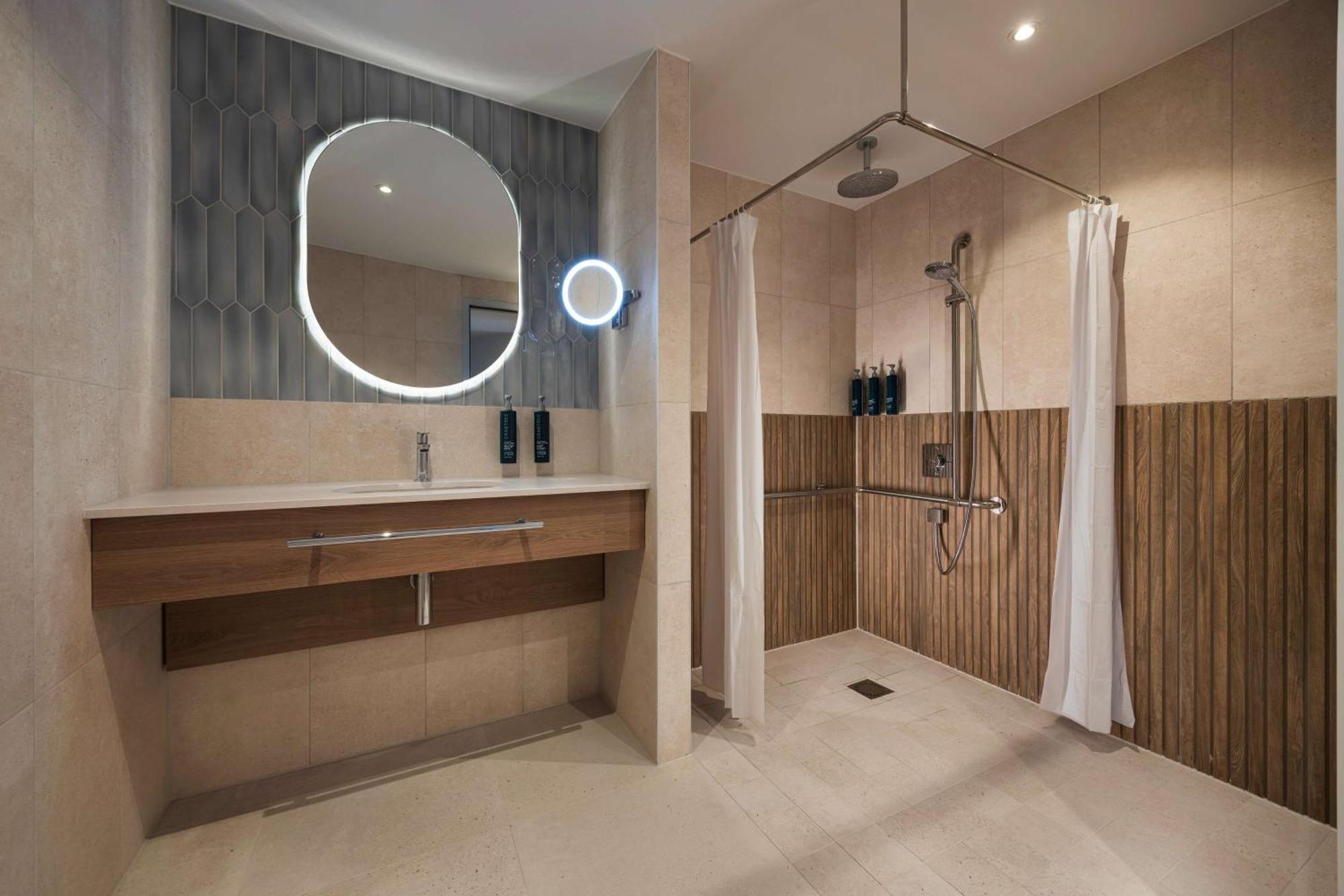 King Junior Suite Mobility Access