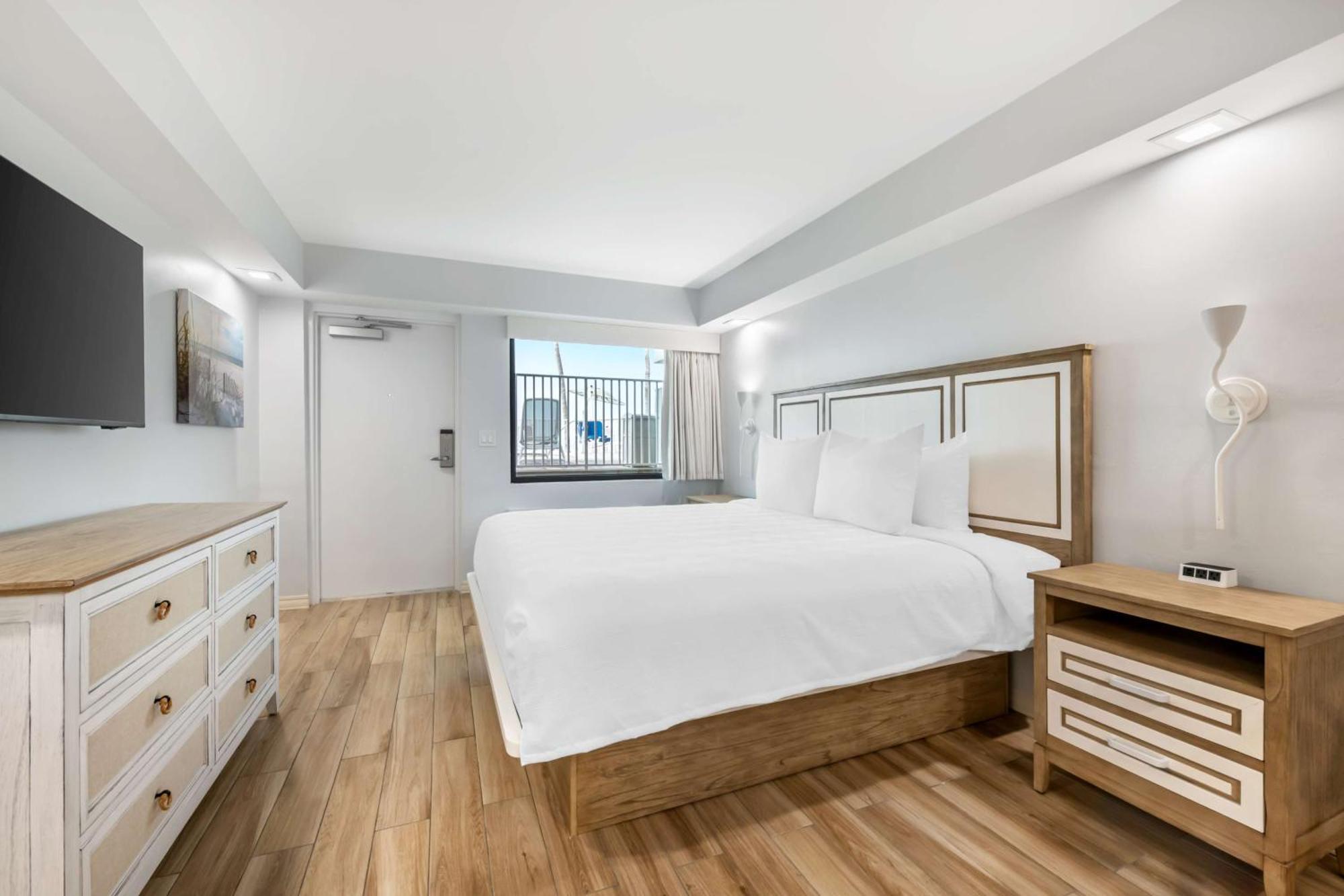 King Room Kitchen Poolside or Ground Floor or Non-Smoking
