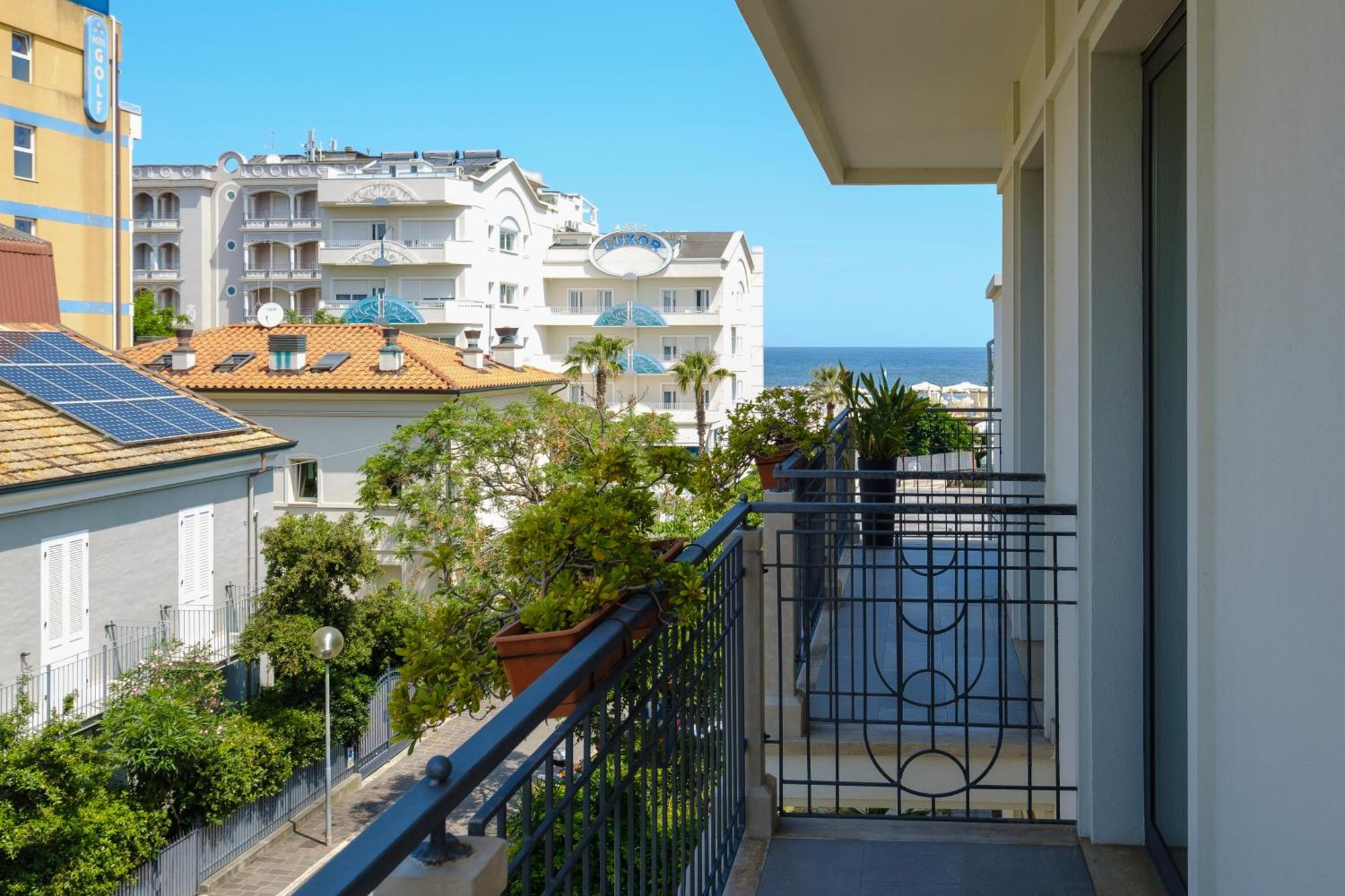 One-Bedroom Apartment Sea View Balcony