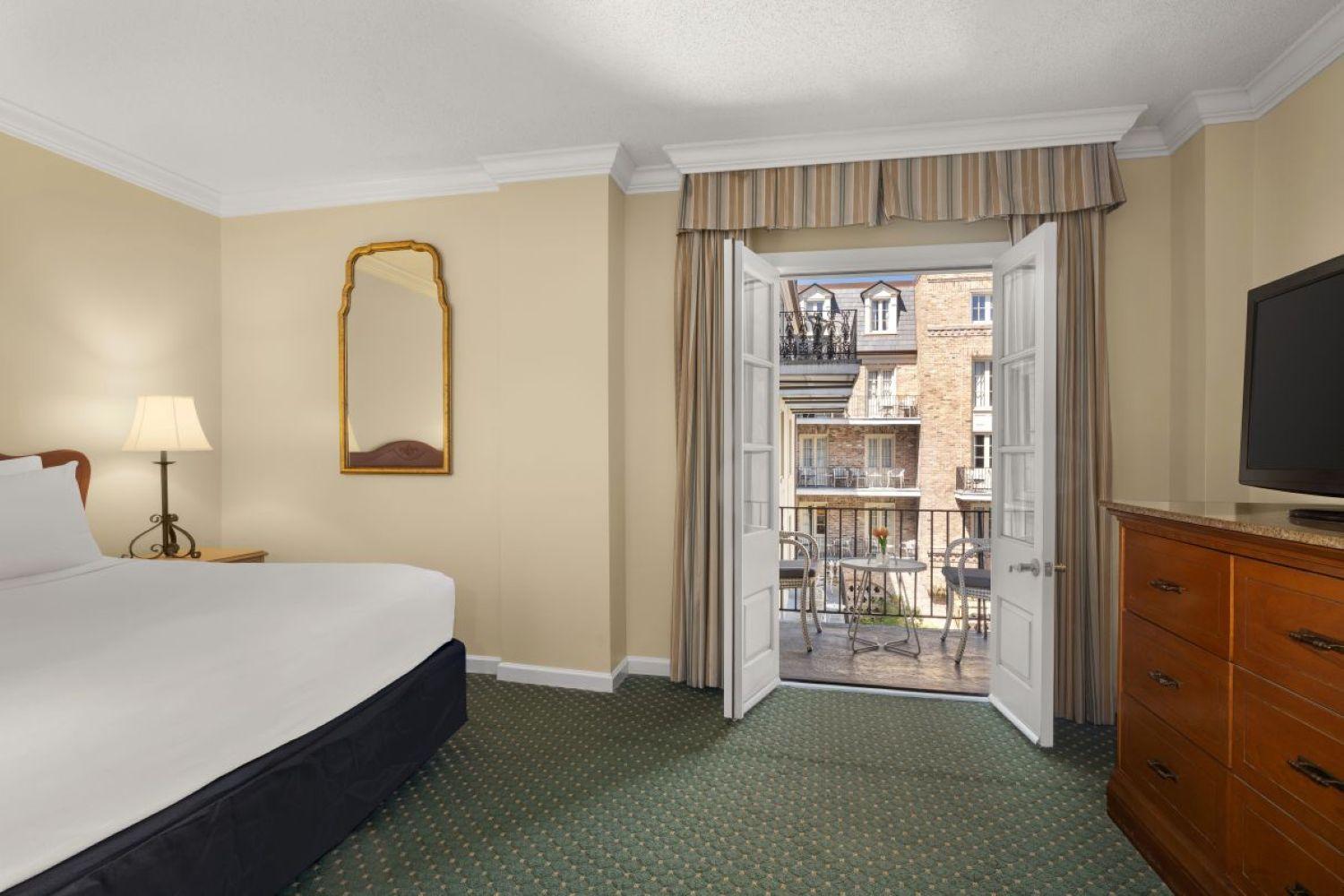 Zimmer mit Kingsize-Bett und Balkon