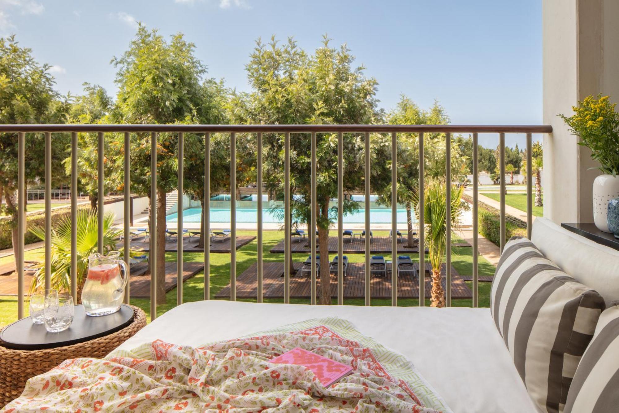 Chambre Lits Jumeaux de Luxe avec Balcon - Vue sur Piscine