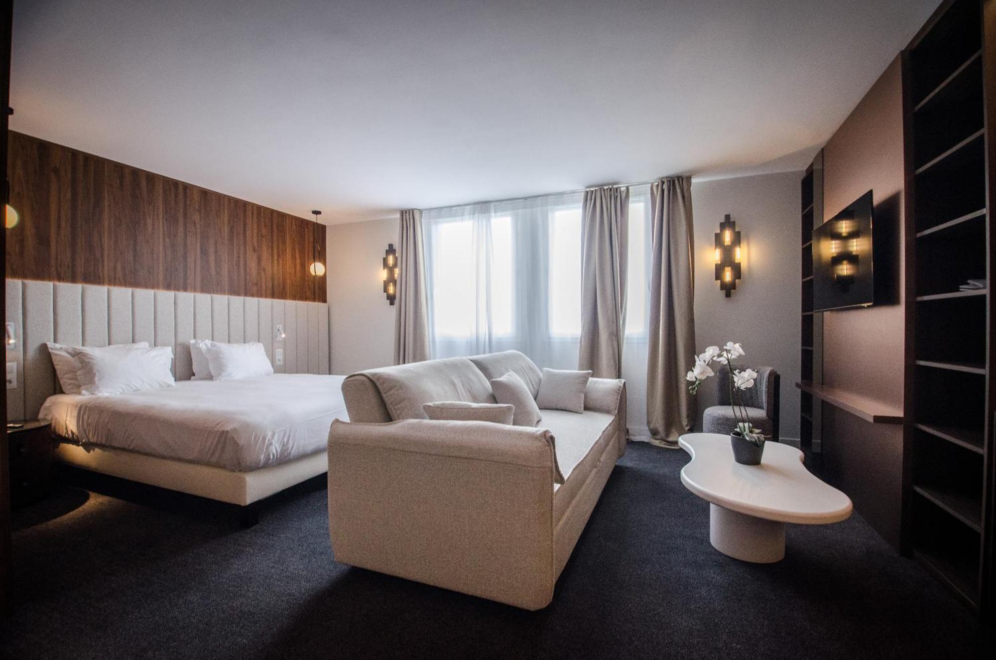 Suite 1 Room 1 Queen Bed