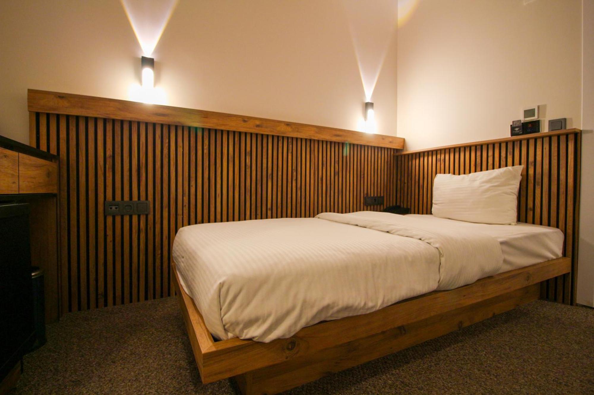 Small Single Room,1669969995:JPEG