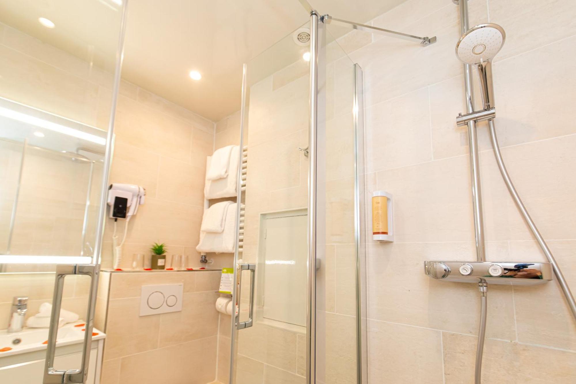 Superior Double Room bath garden view