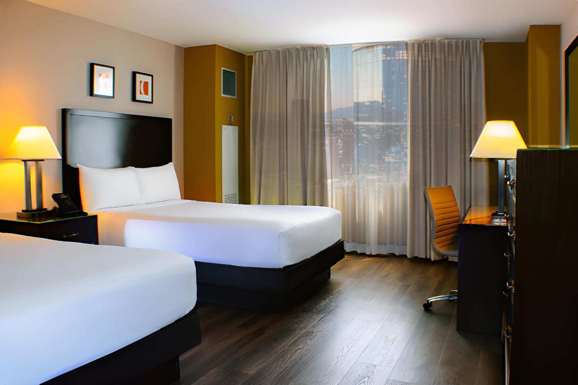 Quarto Duplo com Cama Queen-size Recém Reformado na Torre Oeste