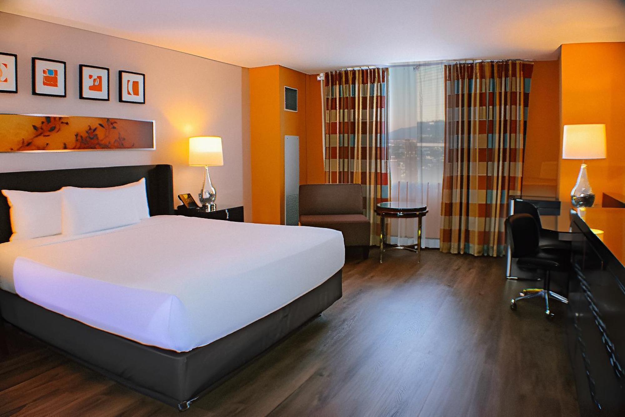 Quarto Deluxe com Cama King-size e Geladeira na Torre Oeste