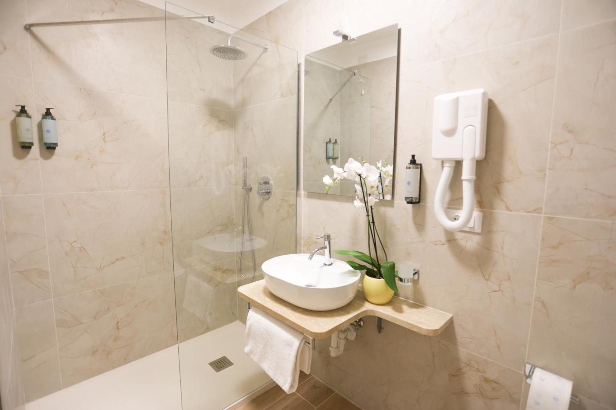 Double Room Ensuite Private Bathroom