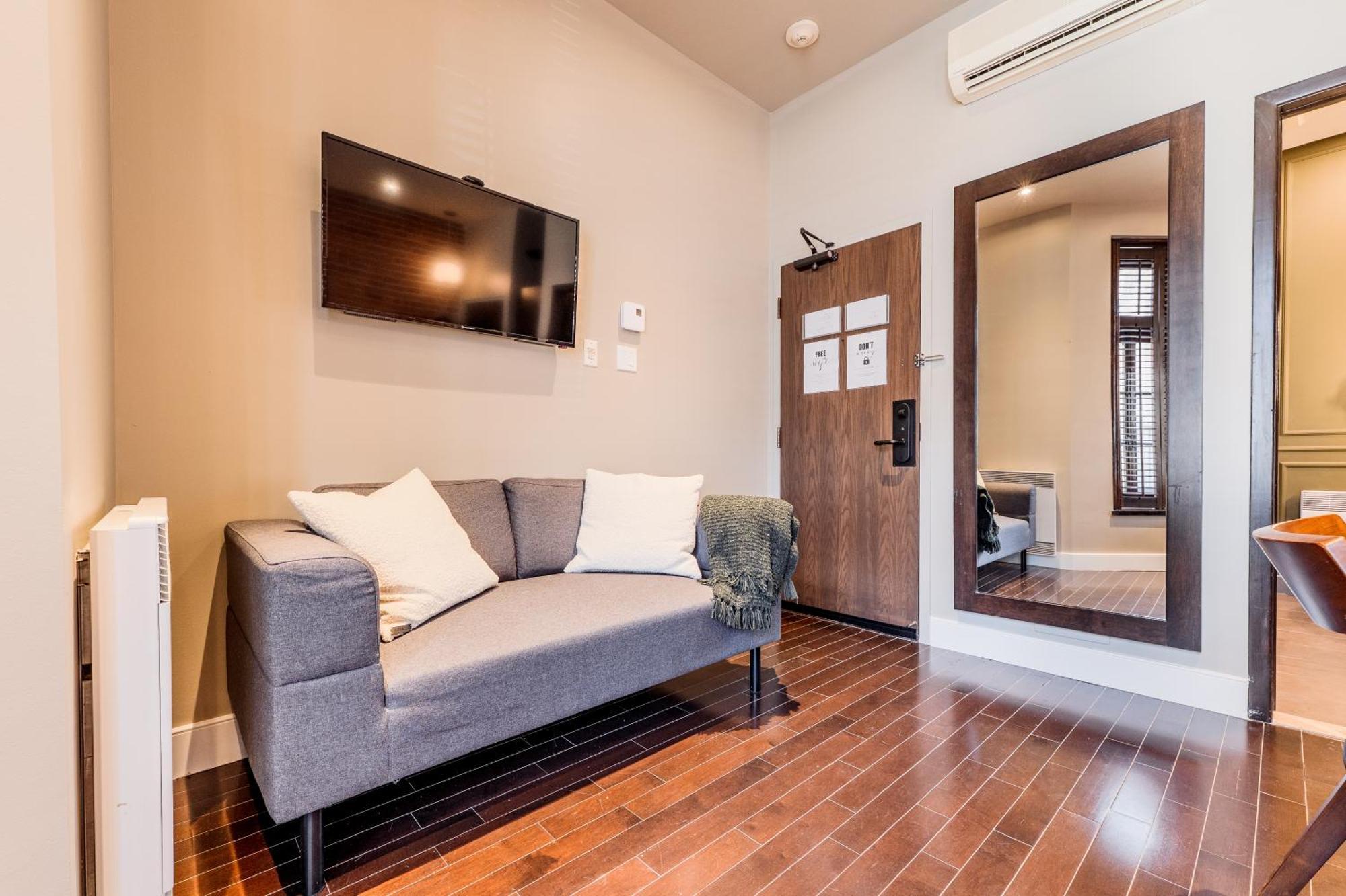 Deluxe Queen Studio