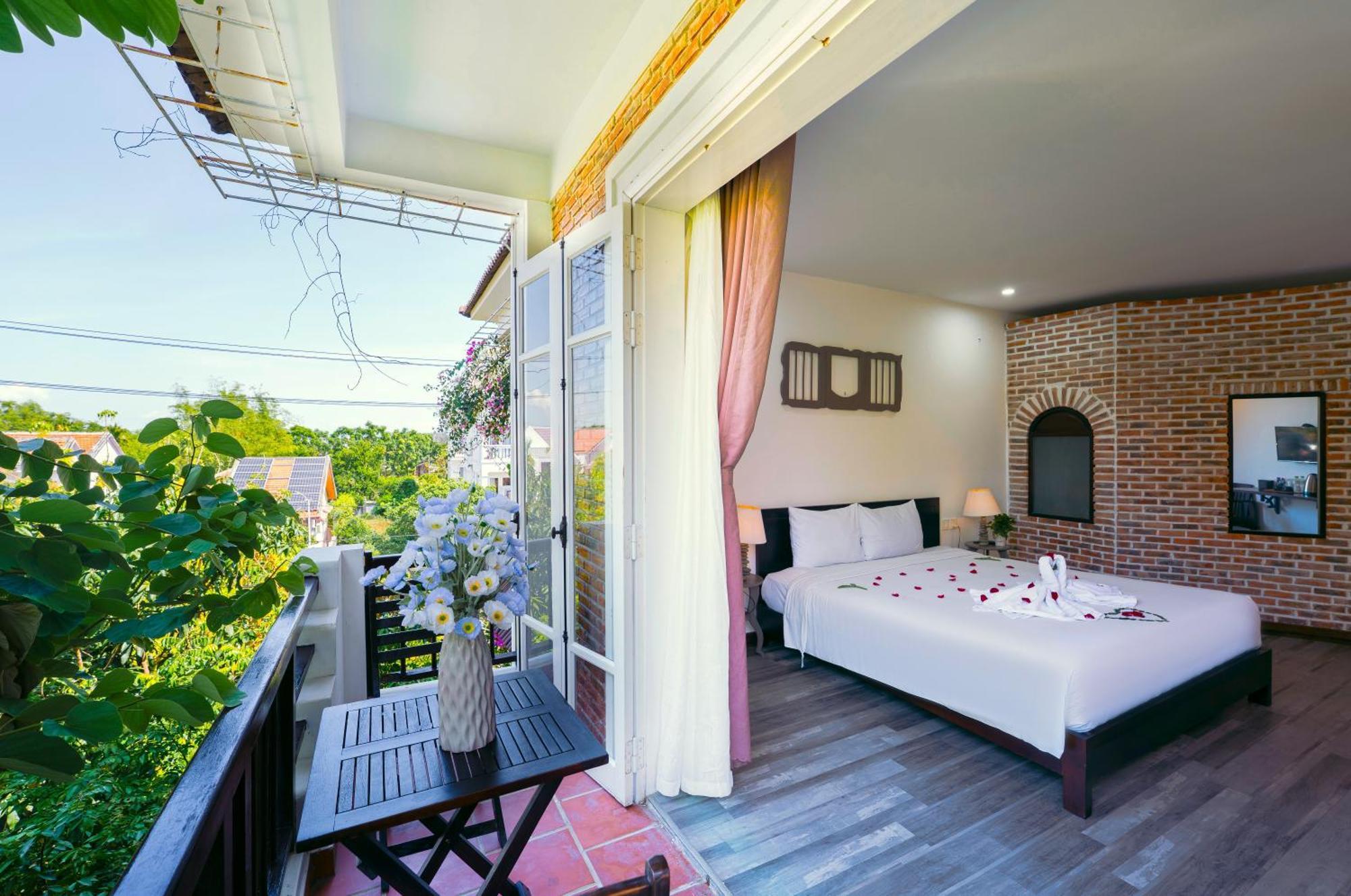Queen Room Garden View
