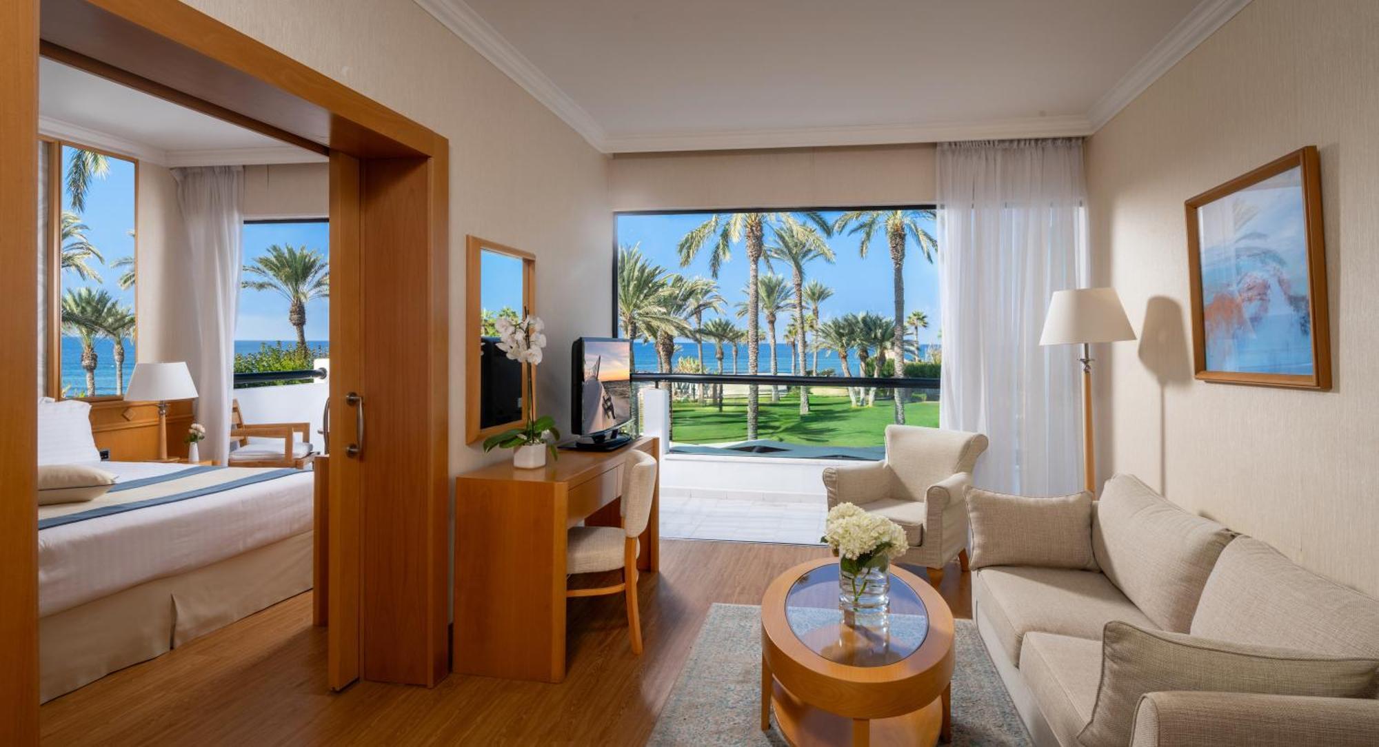 One-Bedroom Suite Sea View
