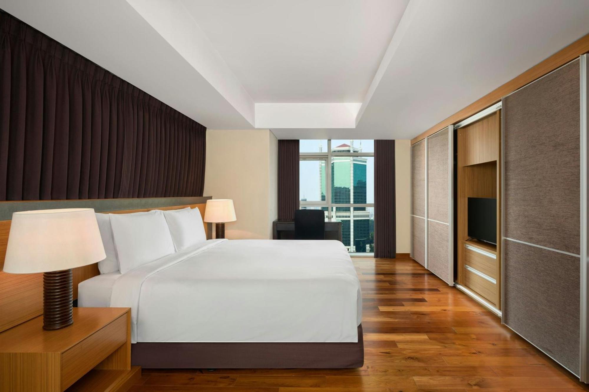 Two-Bedroom Suite One King Bed Two Twin Beds