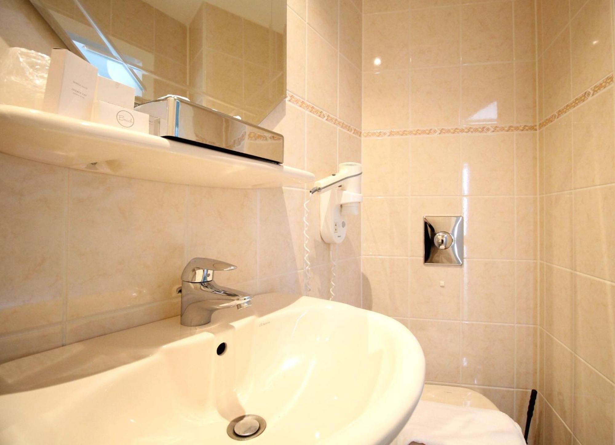 Single Room Walk Shower Non-Smoking