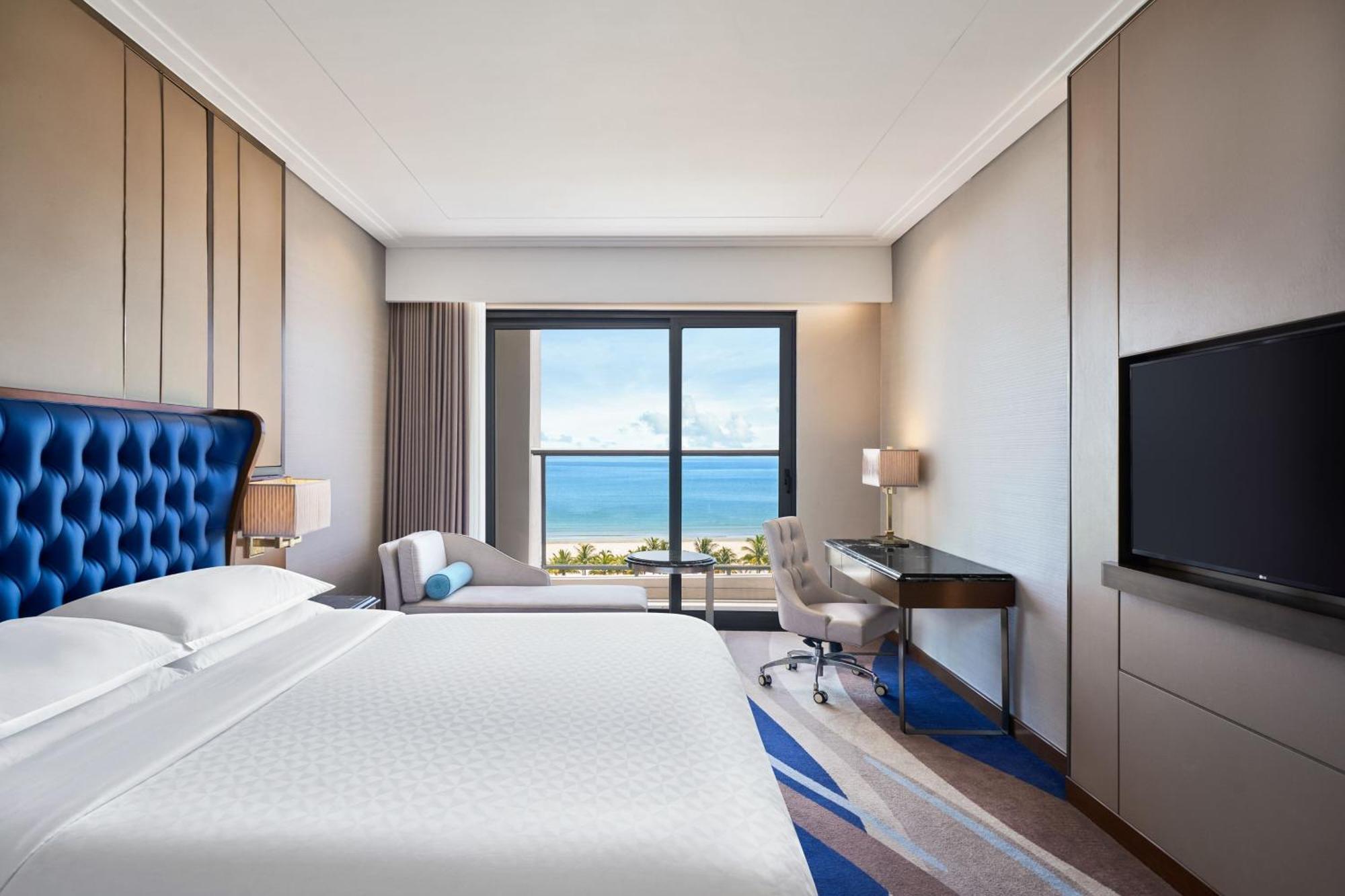 Deluxe King Guest room 1 King Ocean view Balcony Bathtub