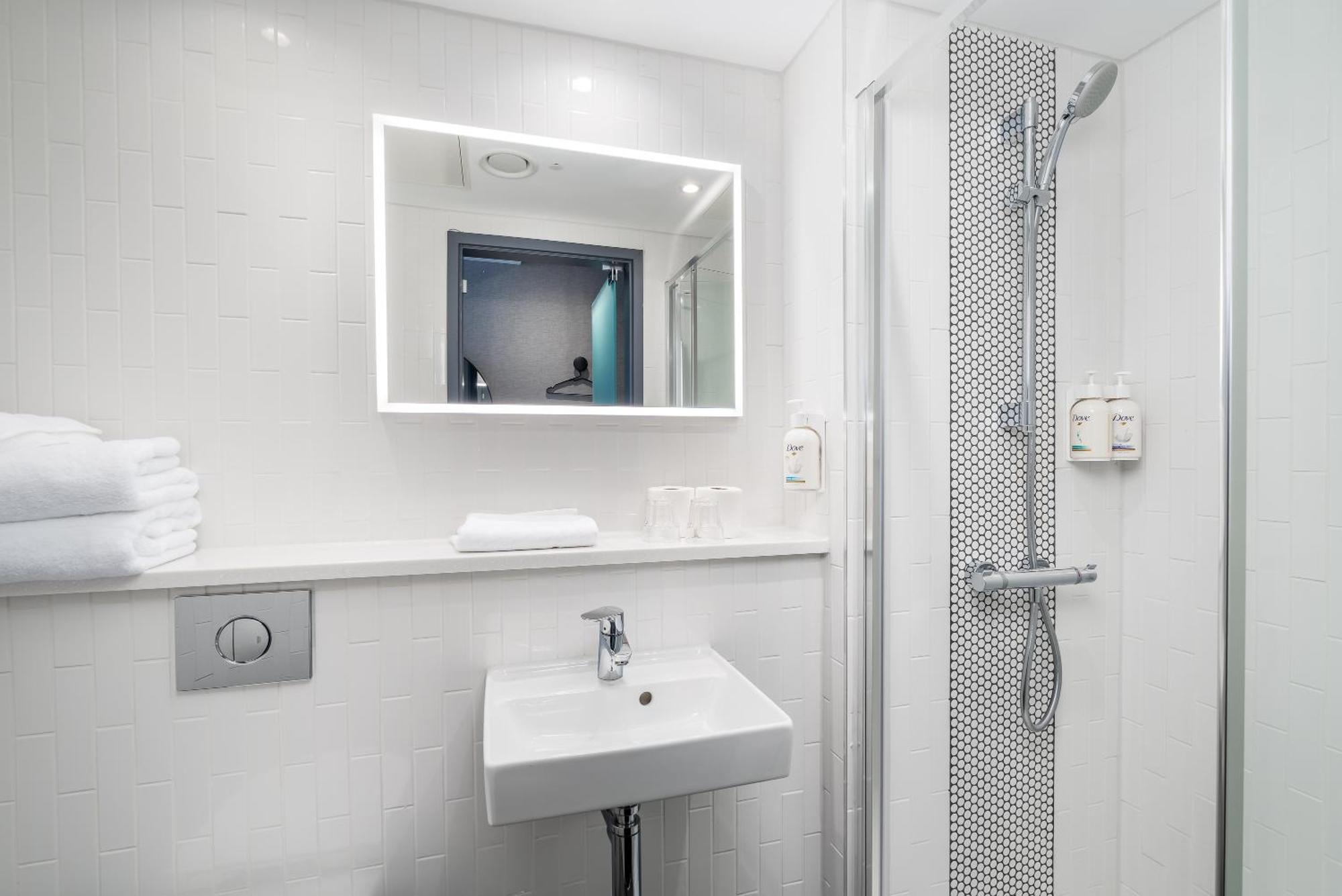 Chambre lits jumeaux confortable avec fenêtre