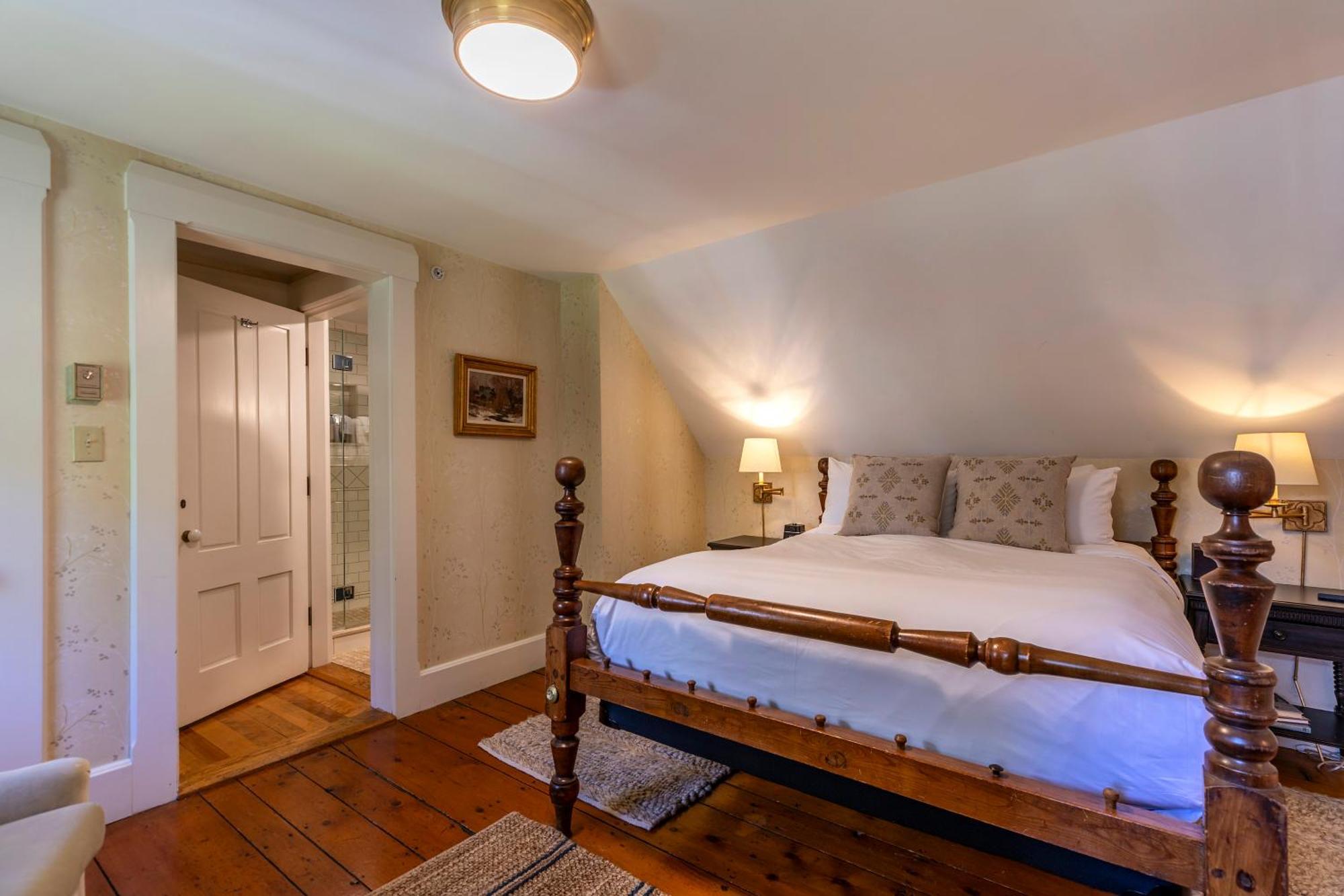 Standard Queen Room