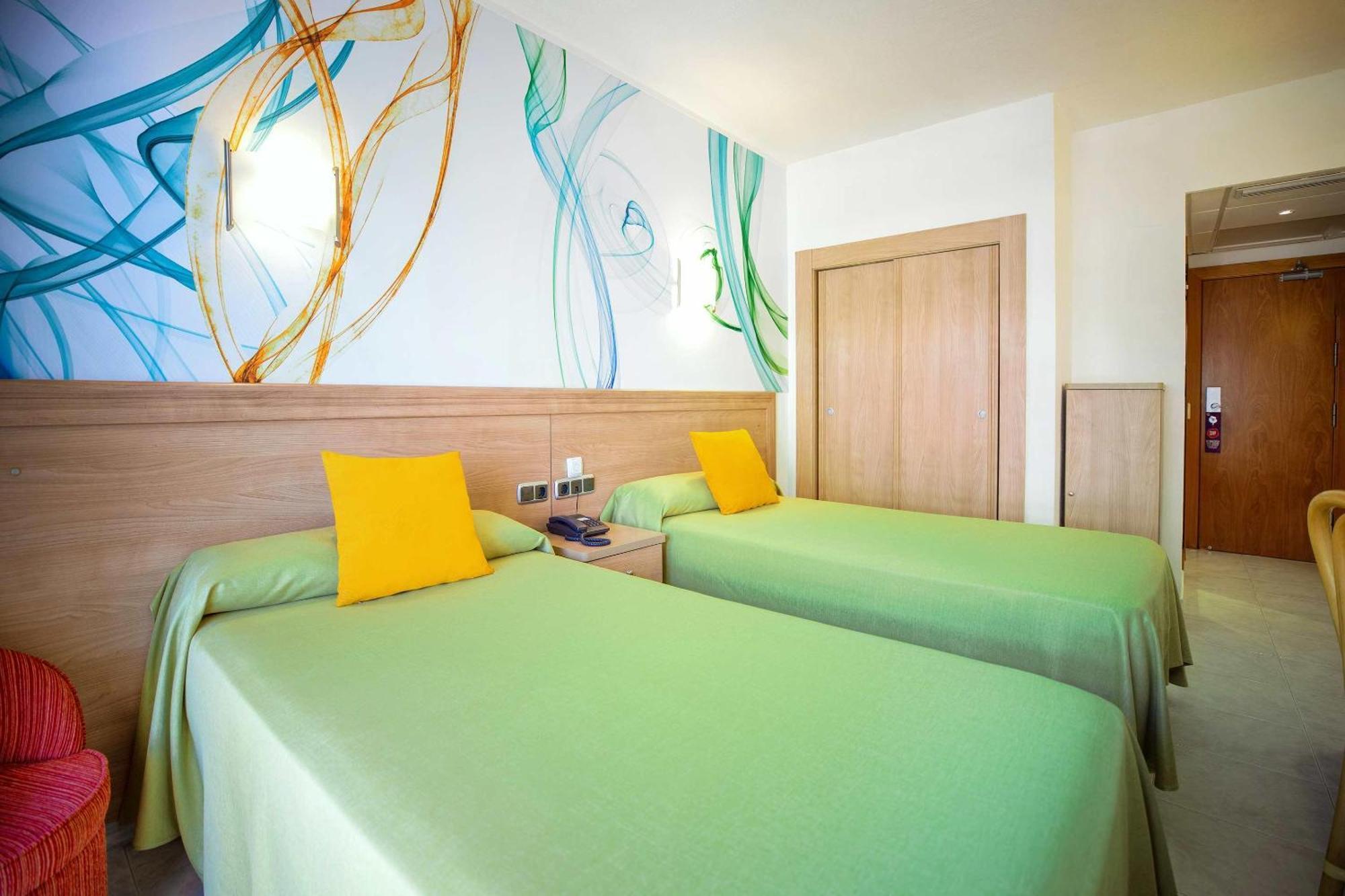 Chambre Double ou Lits Jumeaux avec Lit d'Appoint (2 Adultes + 1 Enfant)