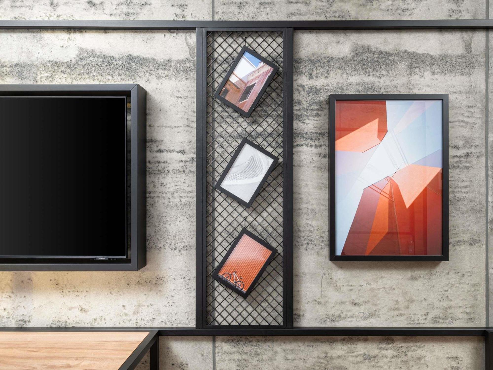 Quarto Triplo Superior com 2 Camas de Solteiro e 1 Sofá