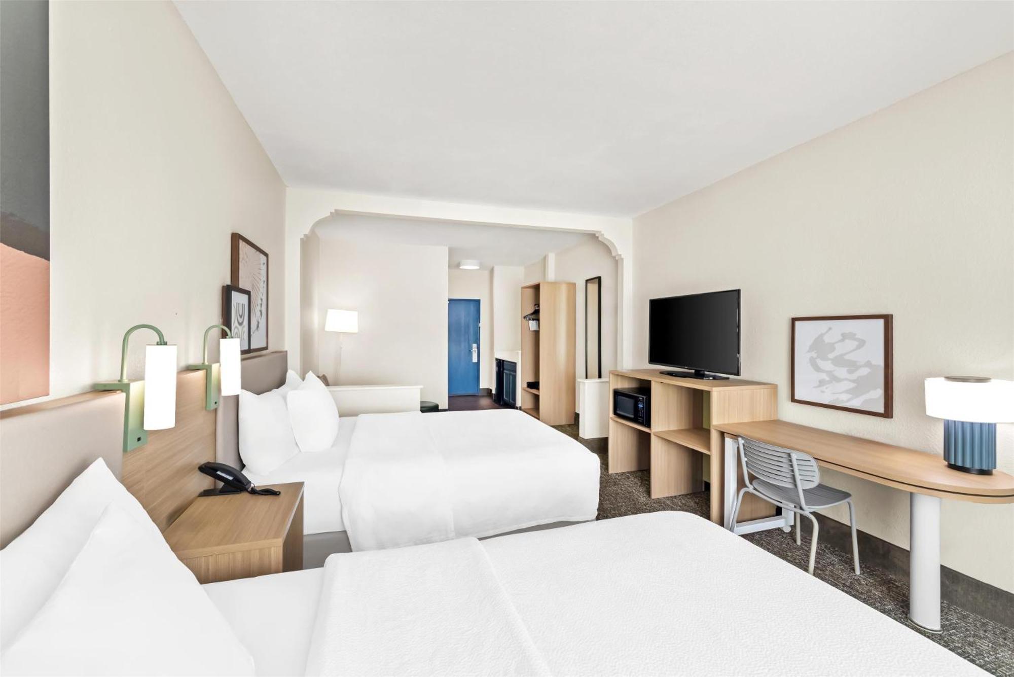 Queen Room with Two Queen Beds,1706803180:JPEG