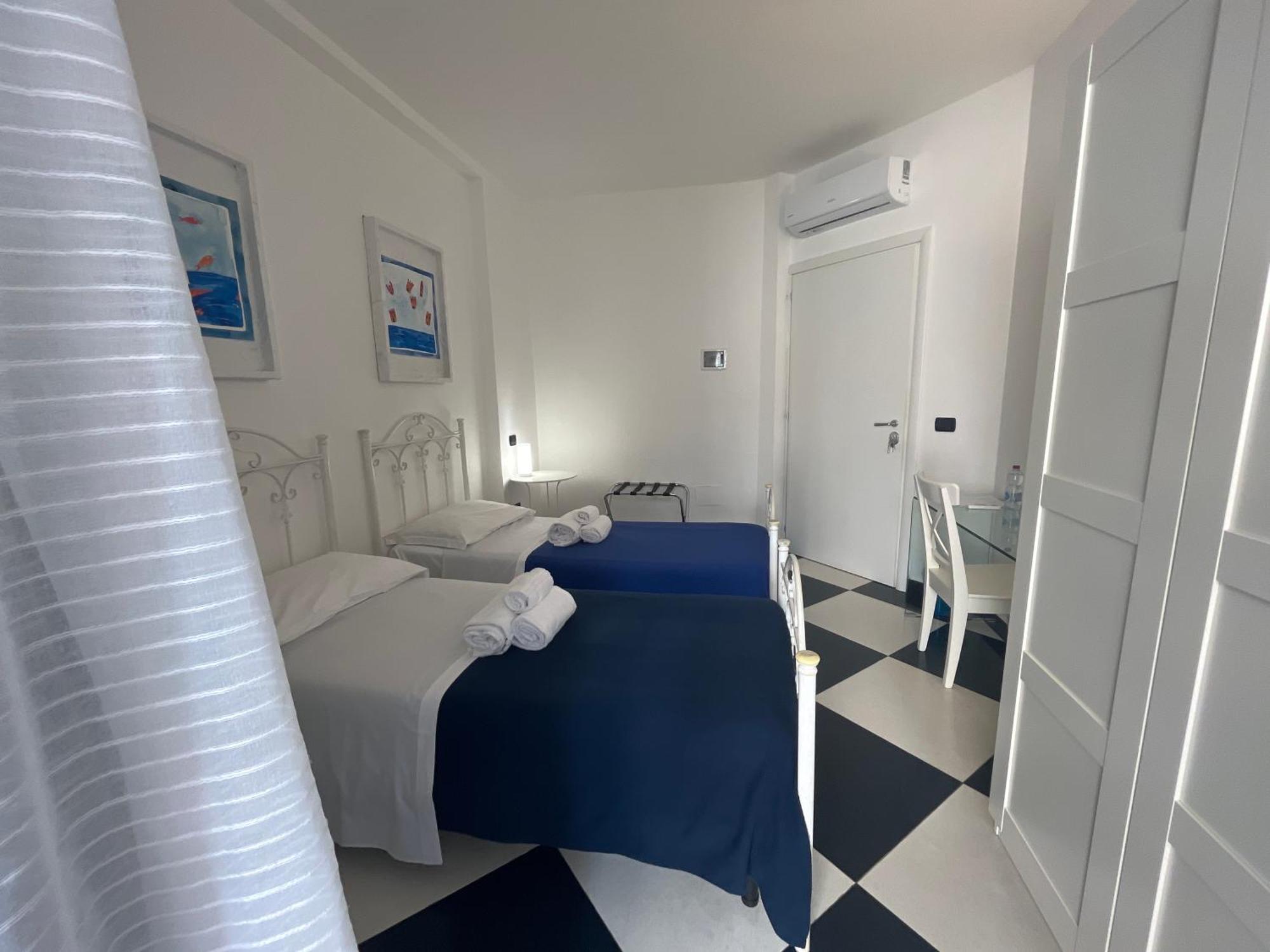 Standard Twin Room Private External Bathroom