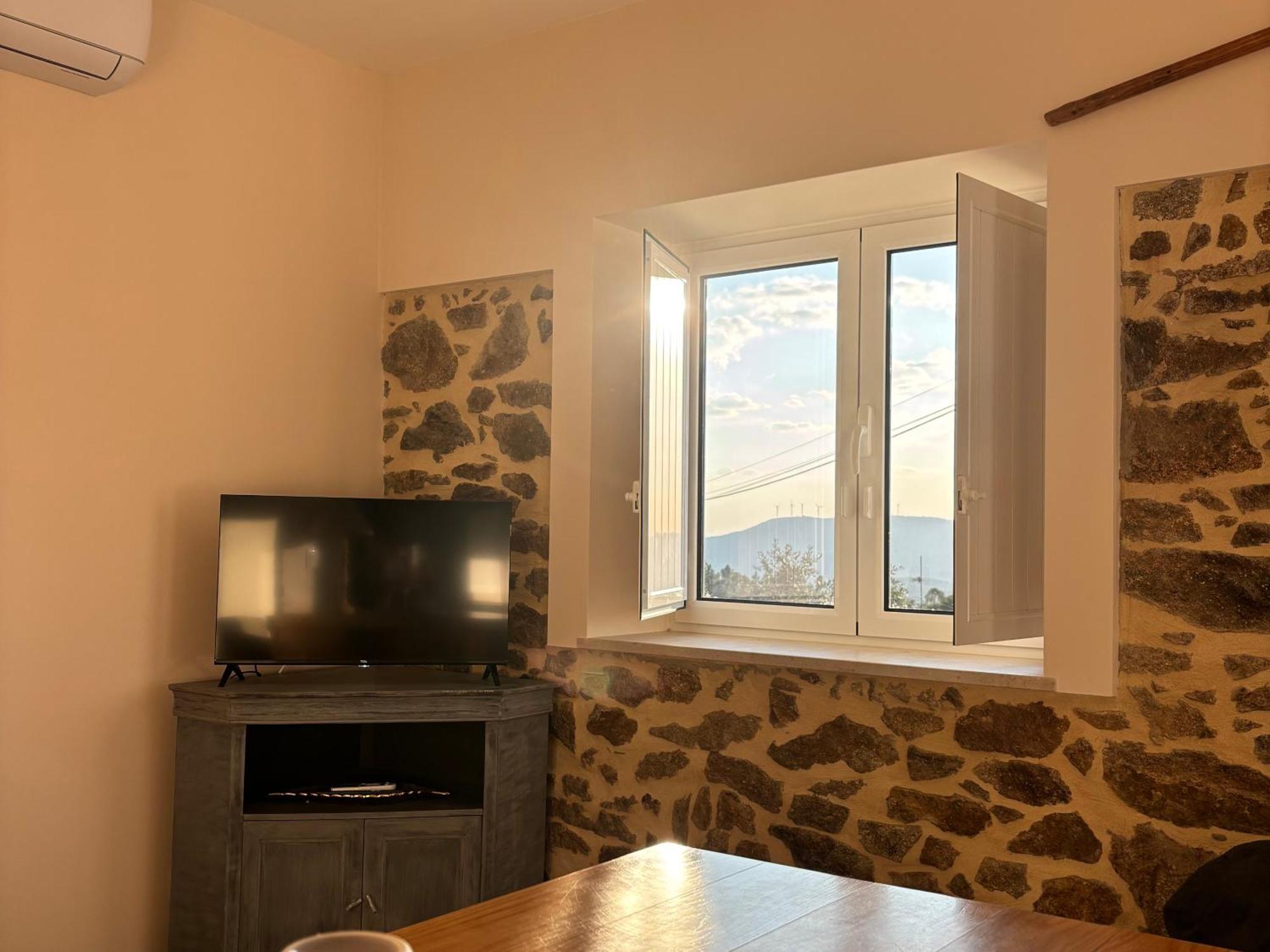 One-Bedroom Apartment Balcony Mountain View