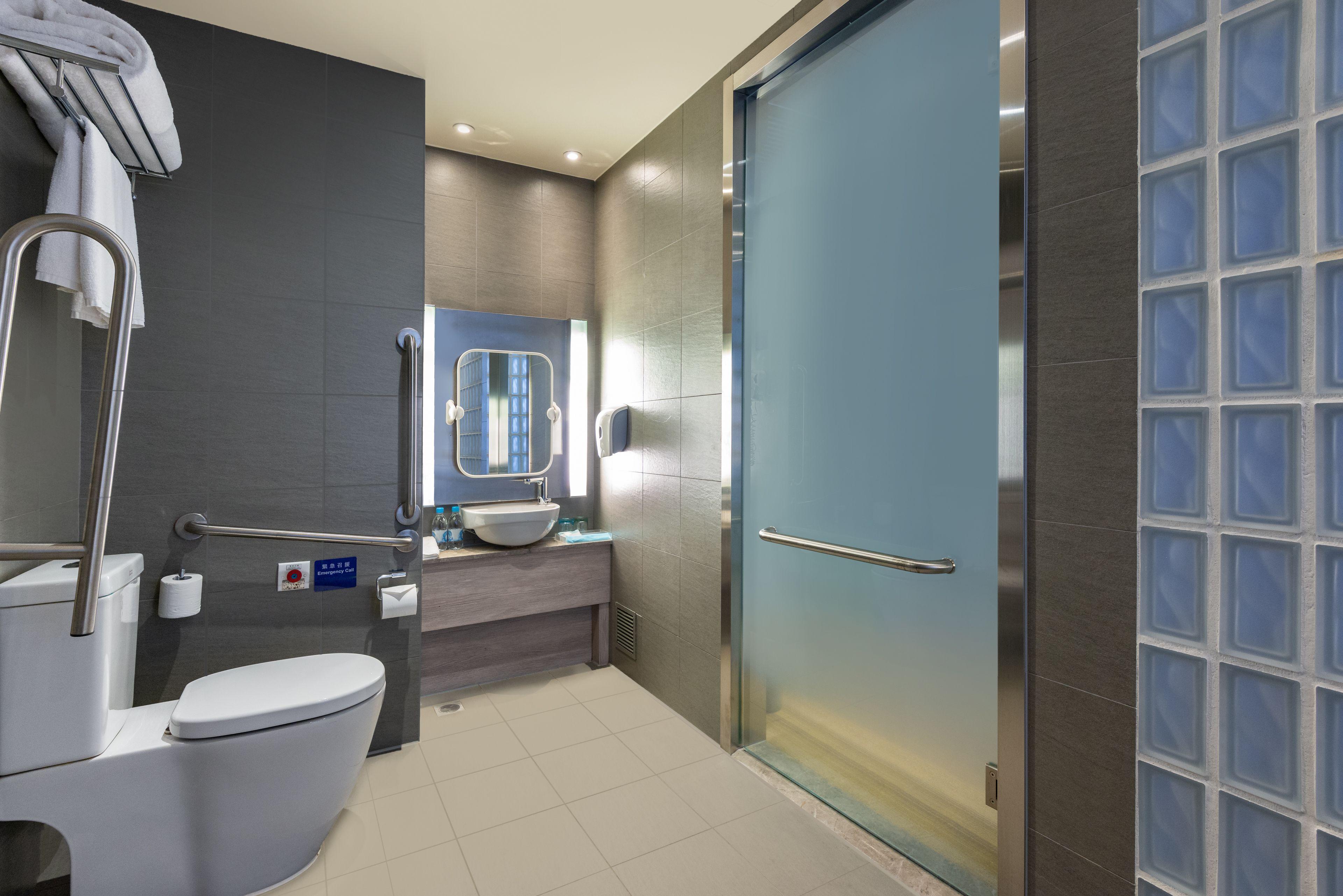 Standard Queen Room Accessible