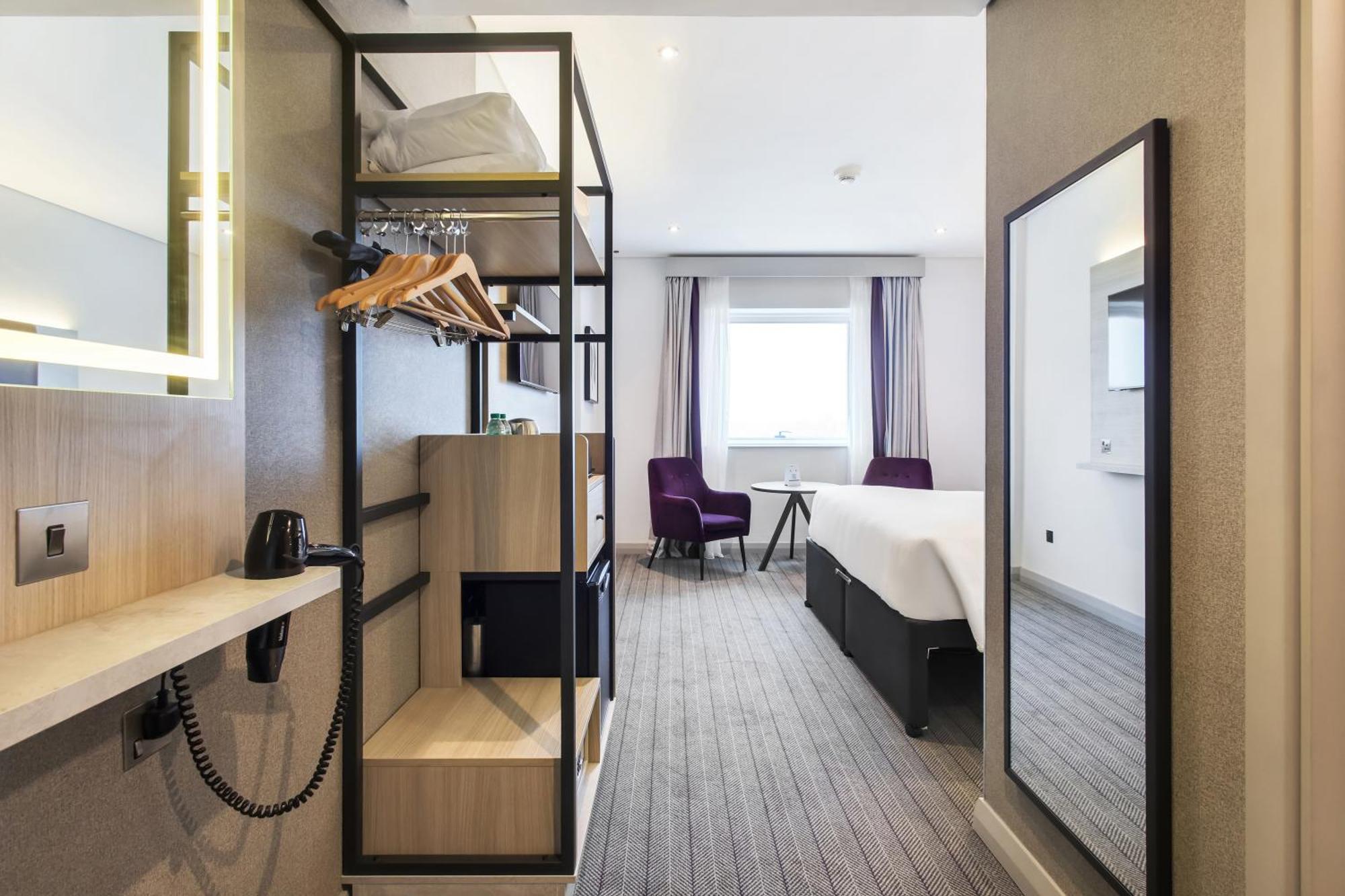 Smoking New Style Double Room DXB Airport Shuttle Every 30min to T1&3