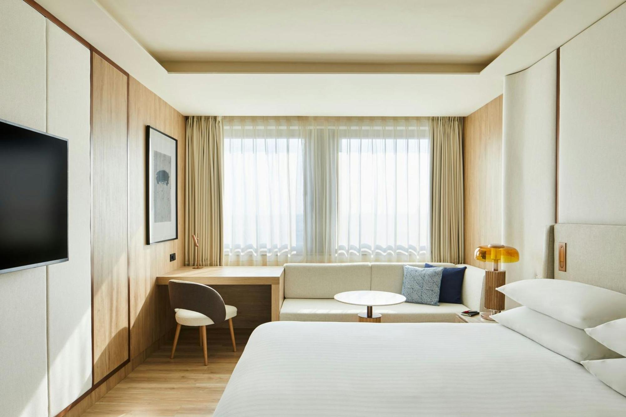 Superior King Room City View
