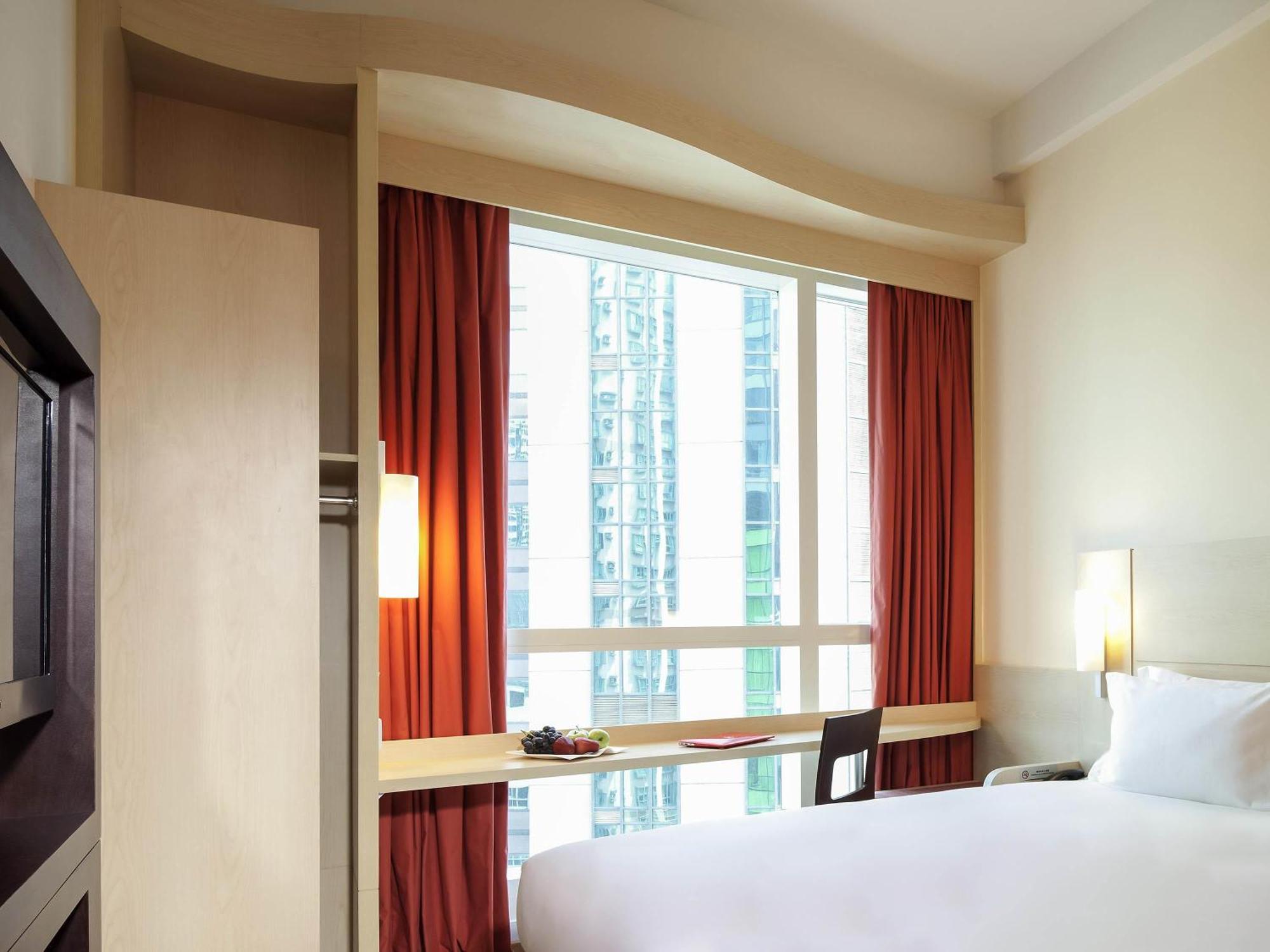 Standard Zimmer mit Queensize-Bett und Stadtblick
