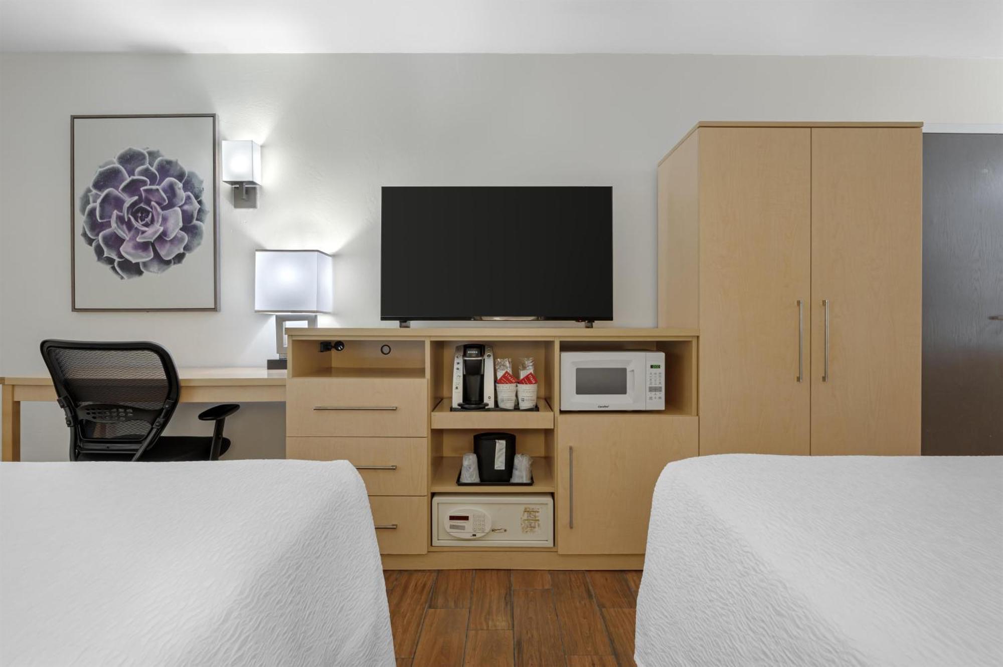 Queen Room with Two Queen Beds - Non-Smoking,1739419590:JPEG